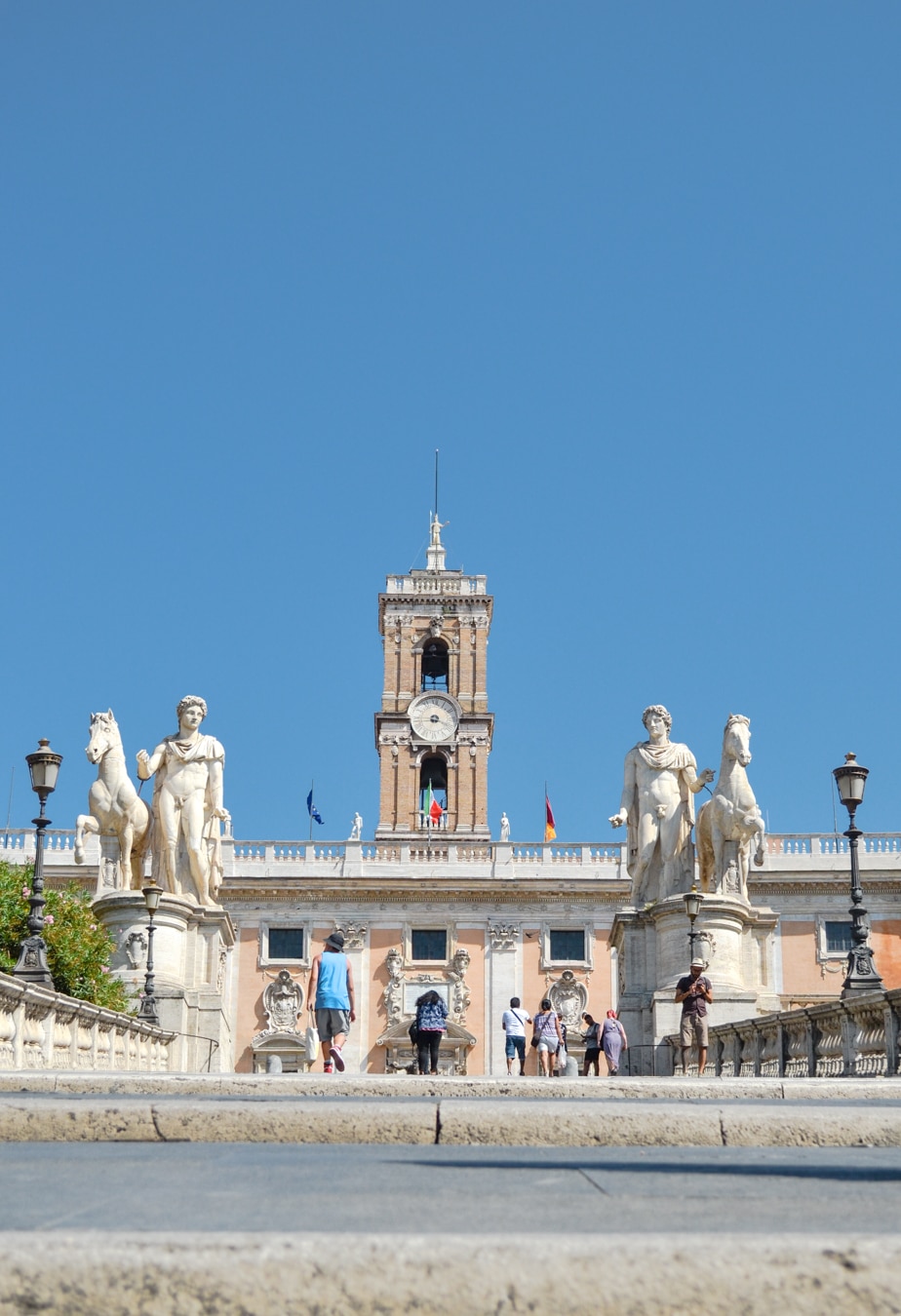 En prenant l'un des nombreux ponts de Rome