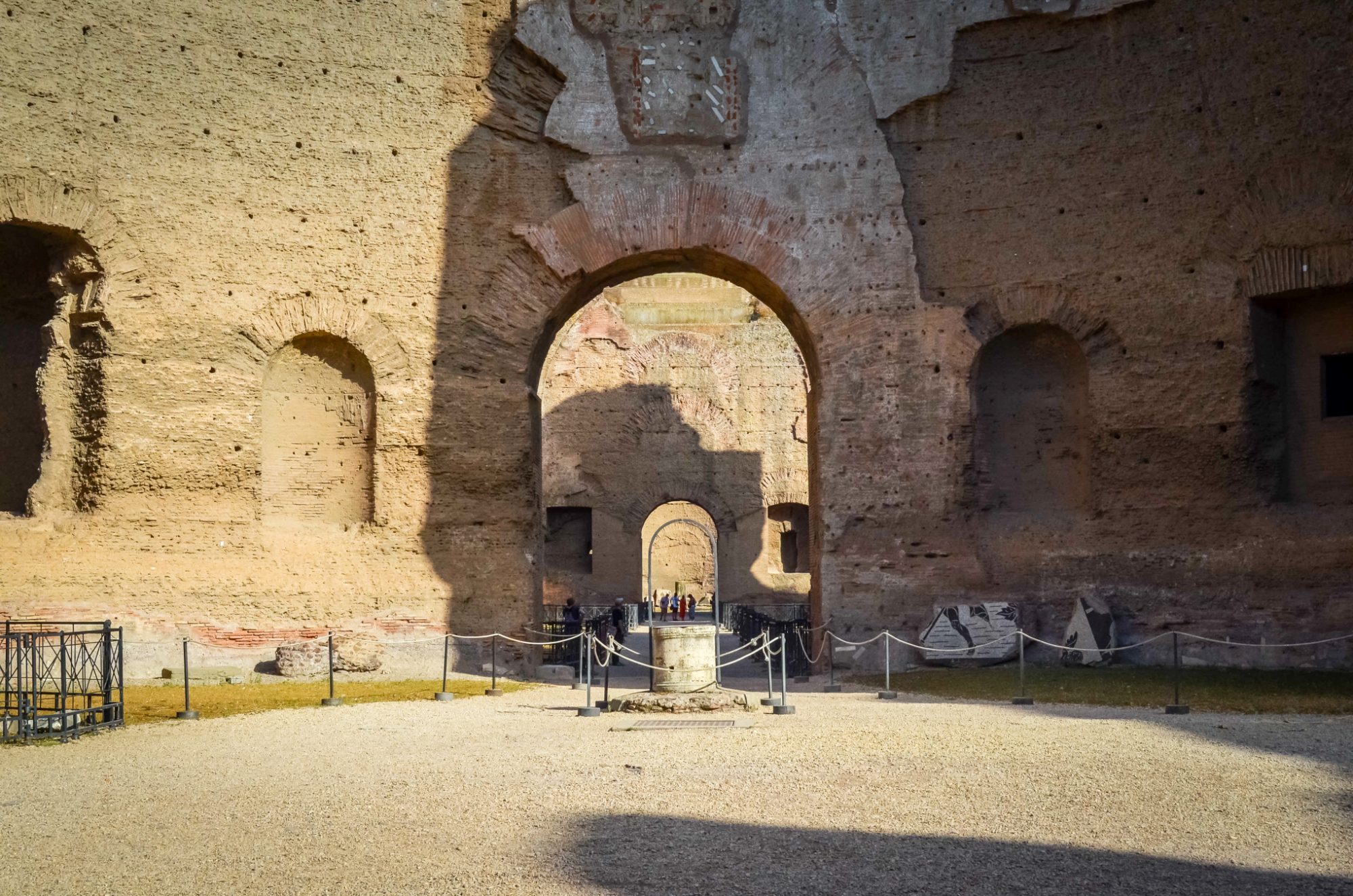Un ancien puits et des vestiges dans les termes de Caracala