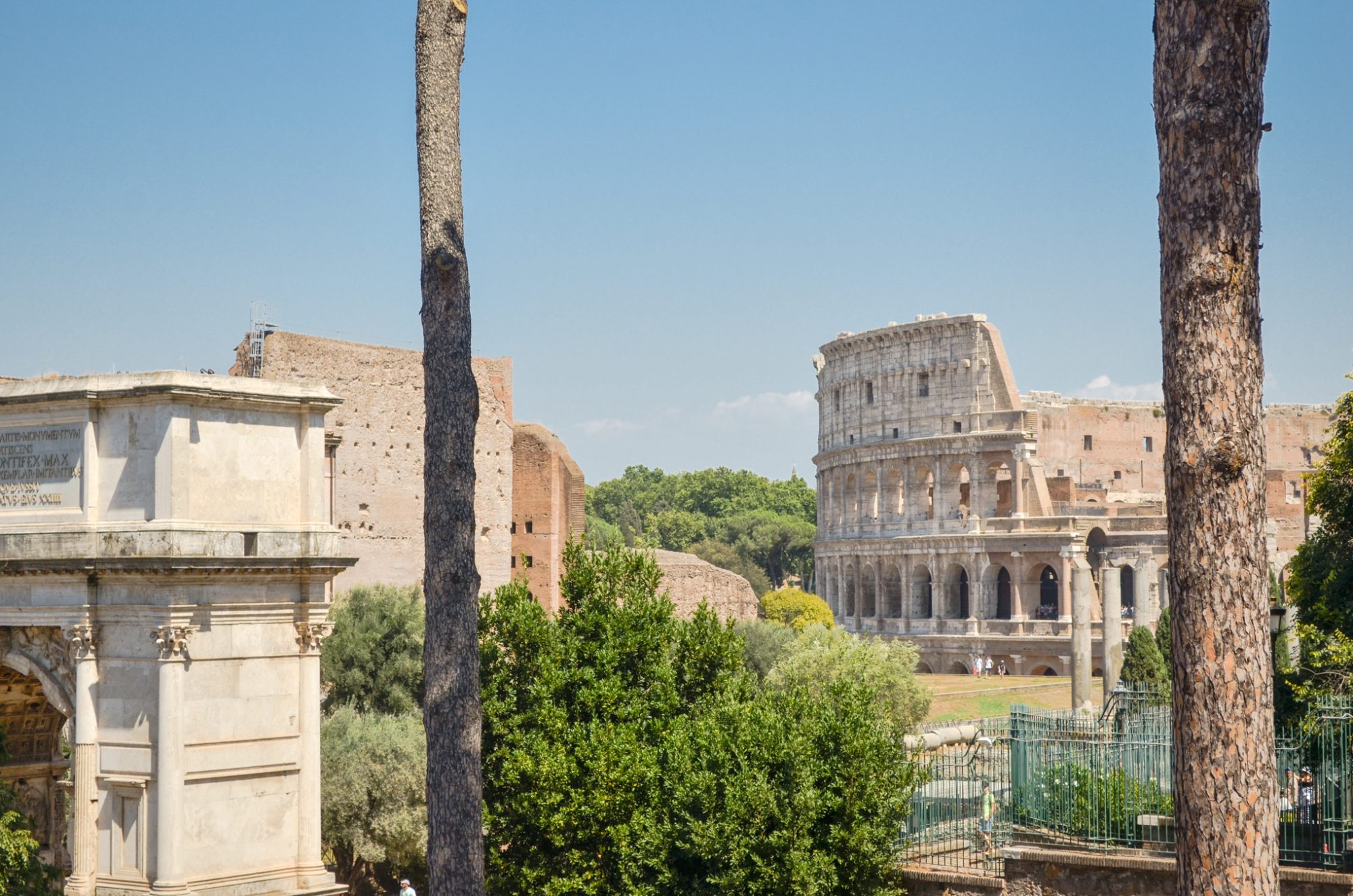 Arc de Titus et Colisée dans le Forum romain