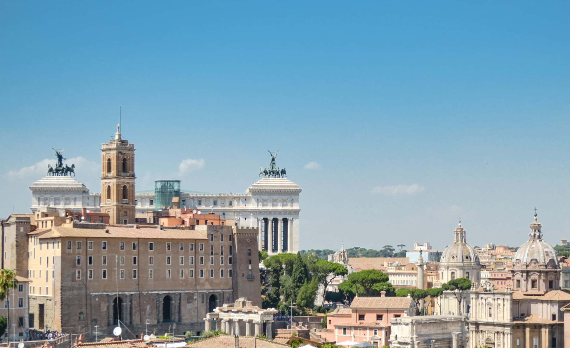 Monument Vittorio Emmanuele derrière de Forum