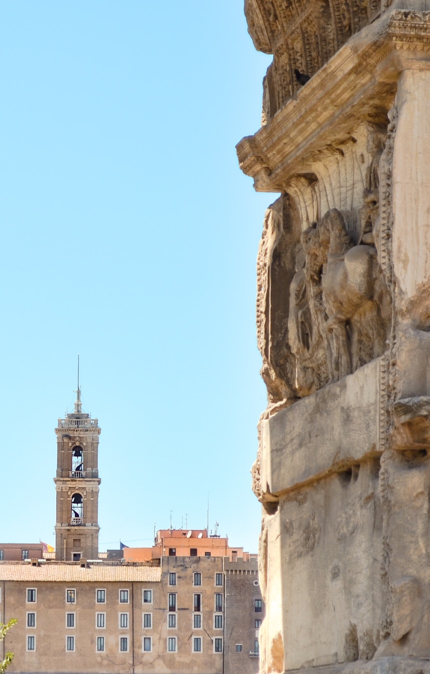 Depuis le forum, la ville de Rome se dessine dans l'Arc de Septime Sevère
