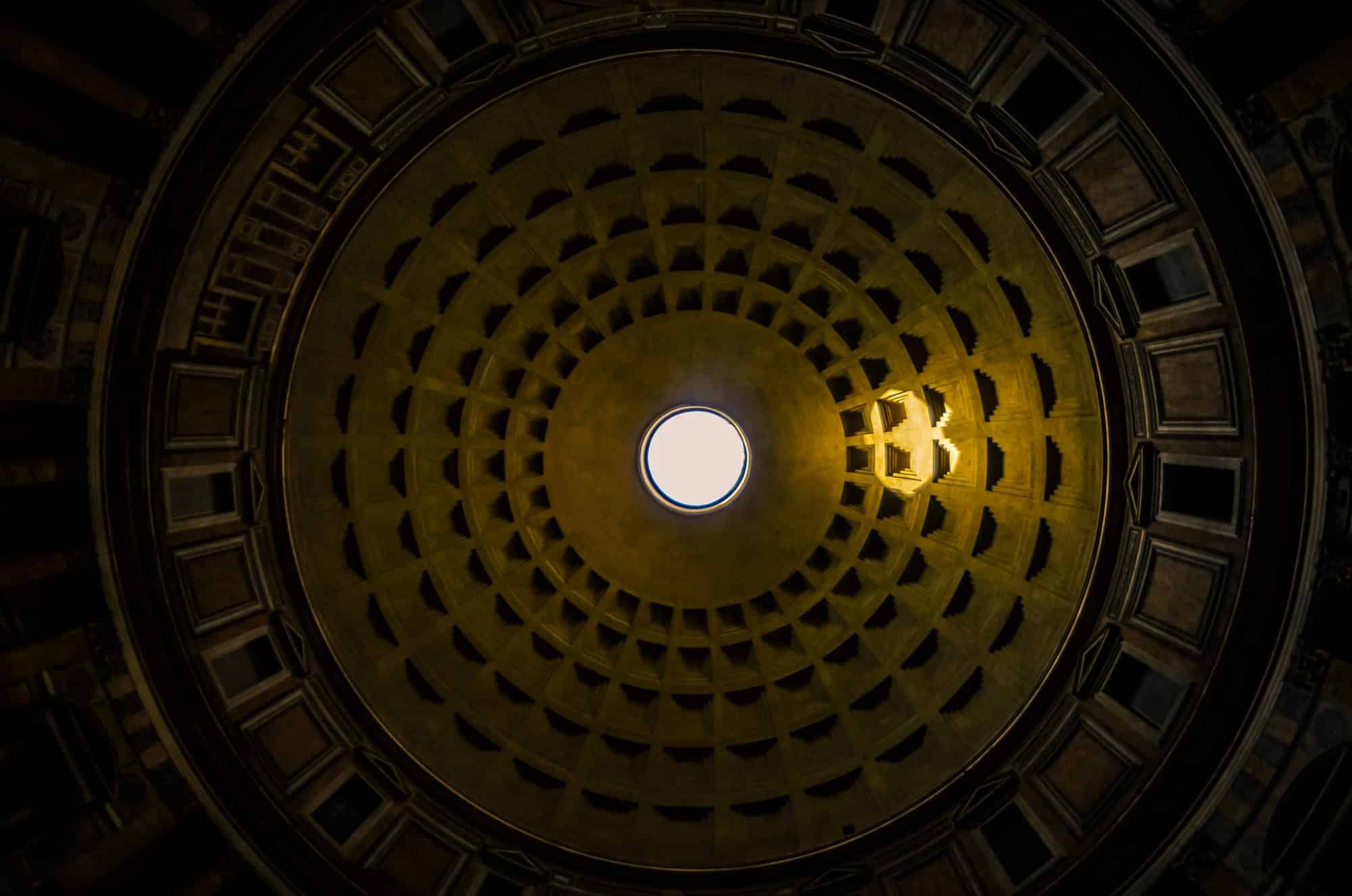 lumière sortant de l'oculus du Pantheon à Rome