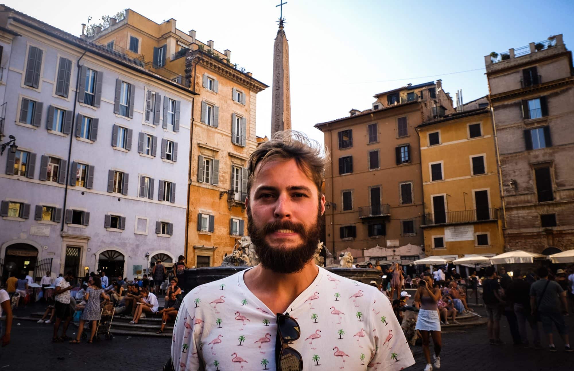 Un mimi chapeauté devant le Pantheon