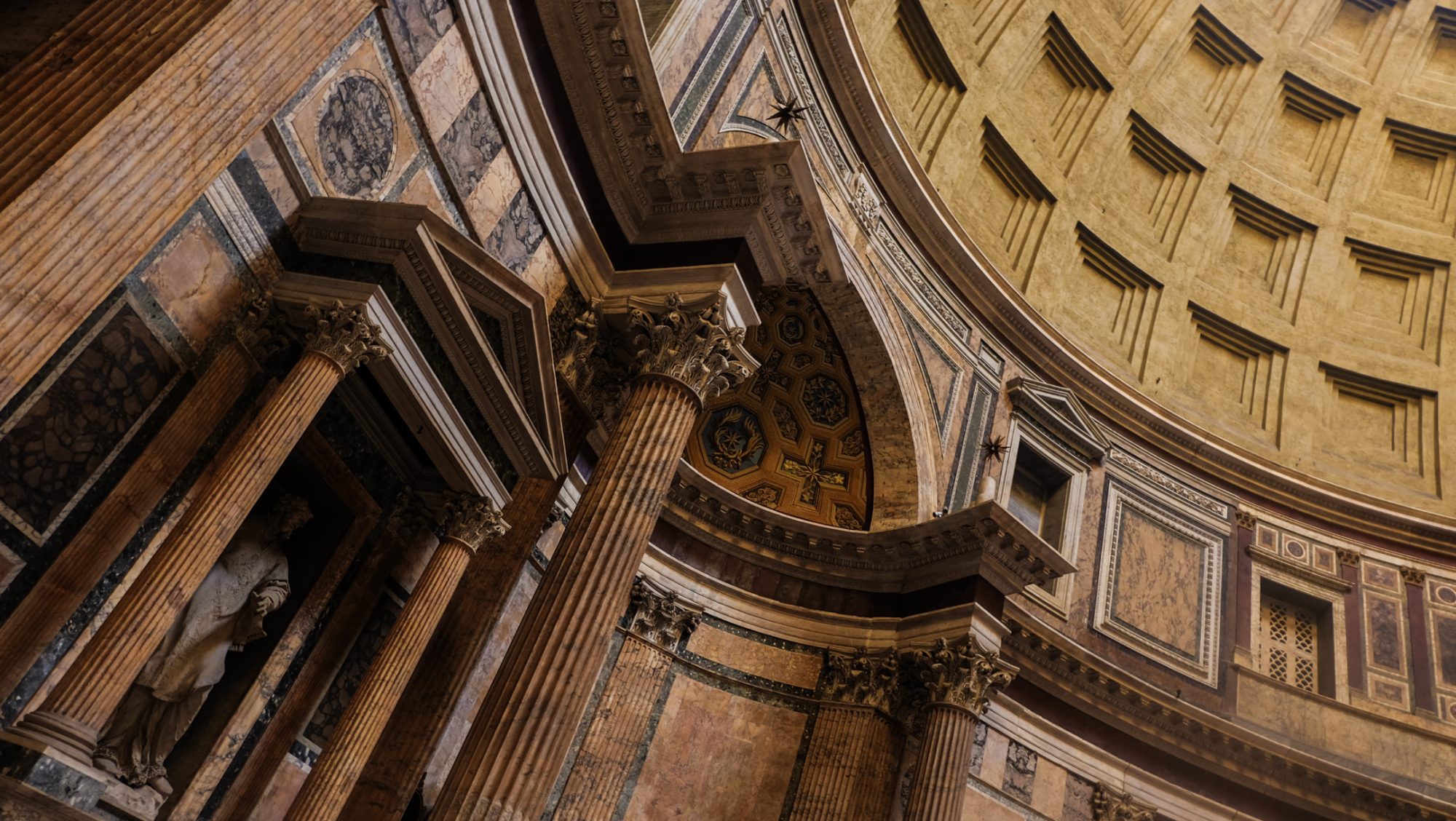 l'intérieur du pantheon est très bien décoré