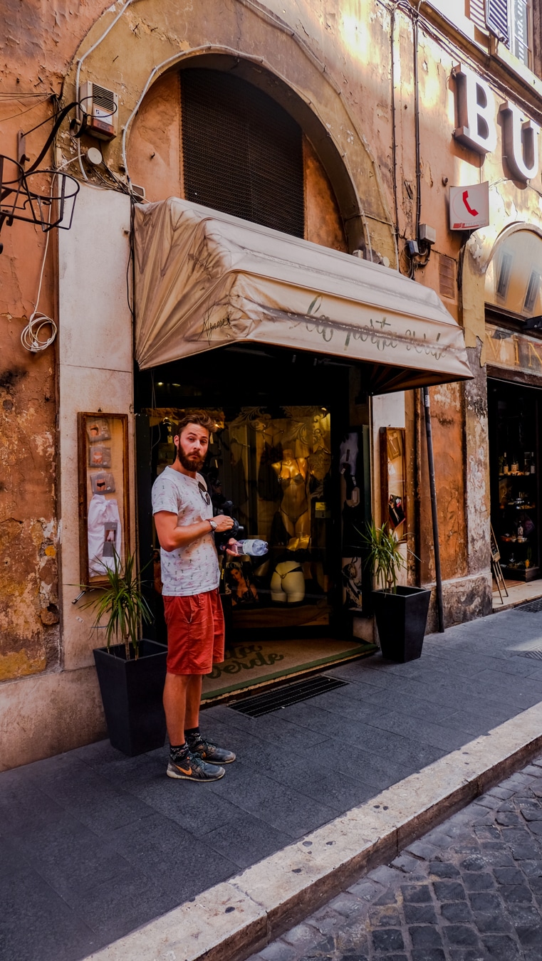 Mimi qui a bien envie d'acheter des sous vêtements via babuino