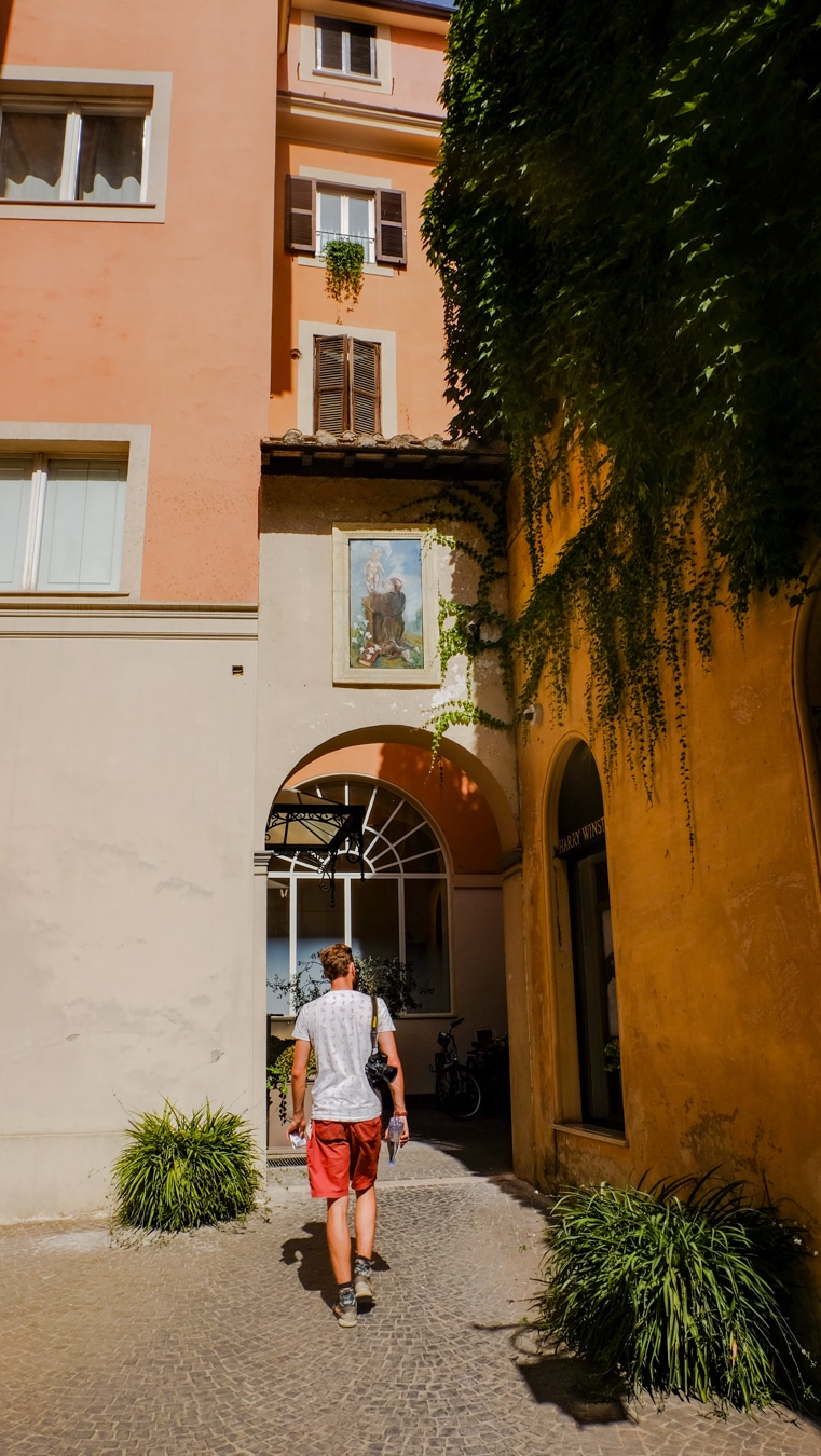 Promenade dans les petites rues en bas du pincio