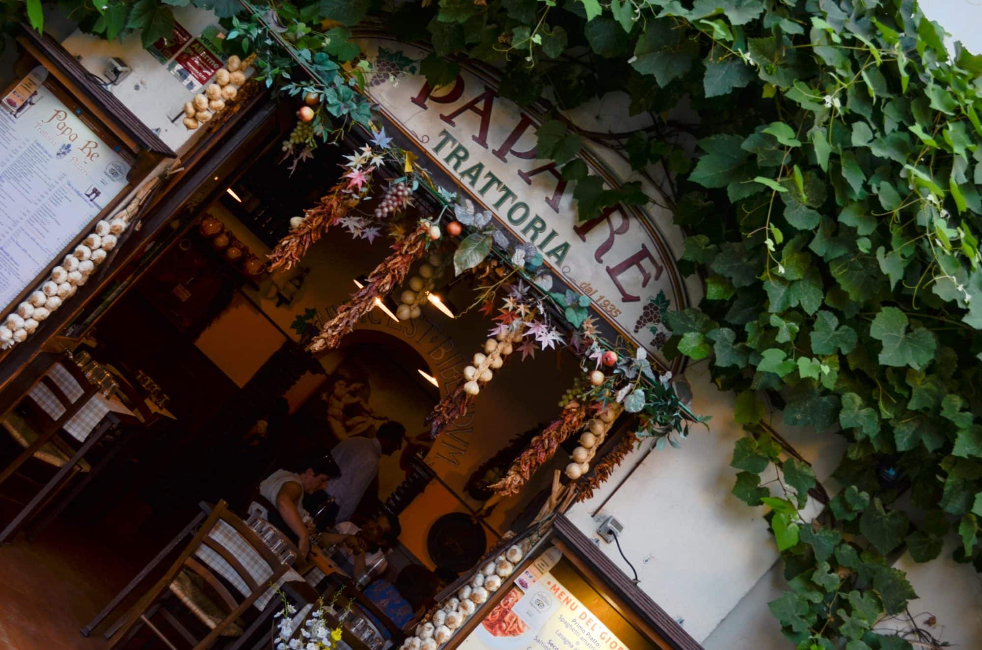 Un quartier vert avec des plantes grimpantes partout dans les rue