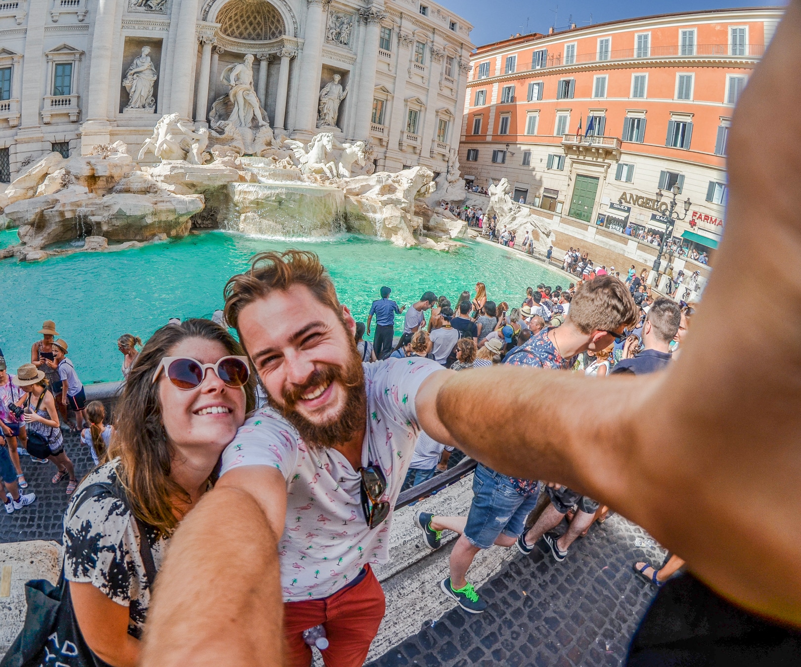 les paresseux curieux à la fontaine de Trevo