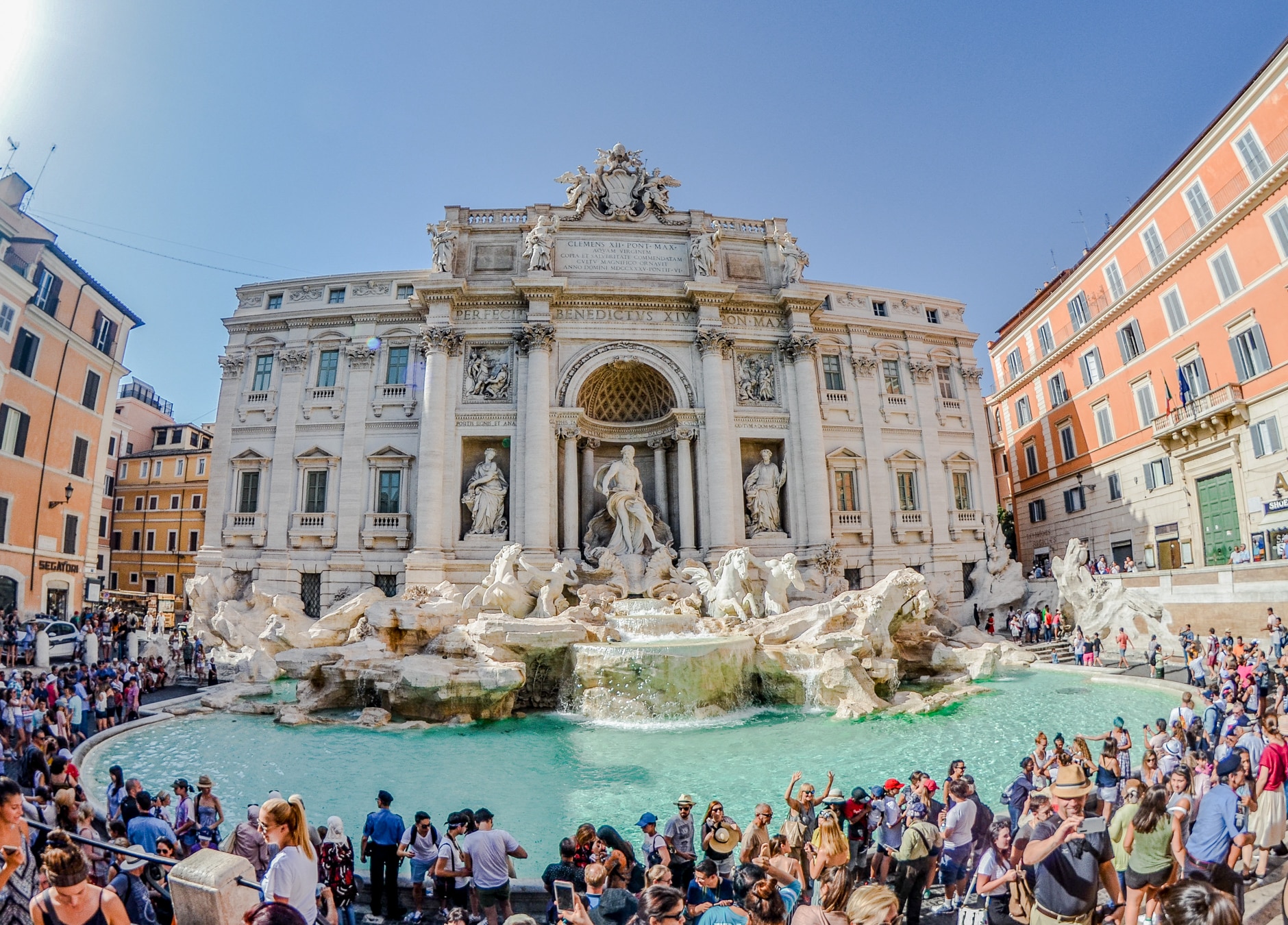 La magnifique fontaine de Trevi malgré le monde