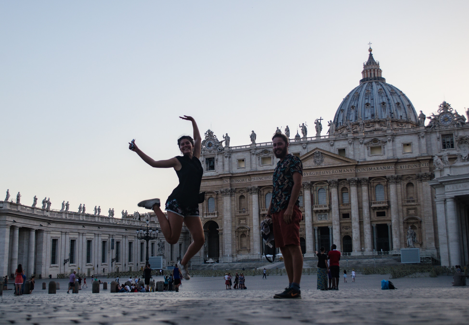 Paresseux curieux devant le Vatican