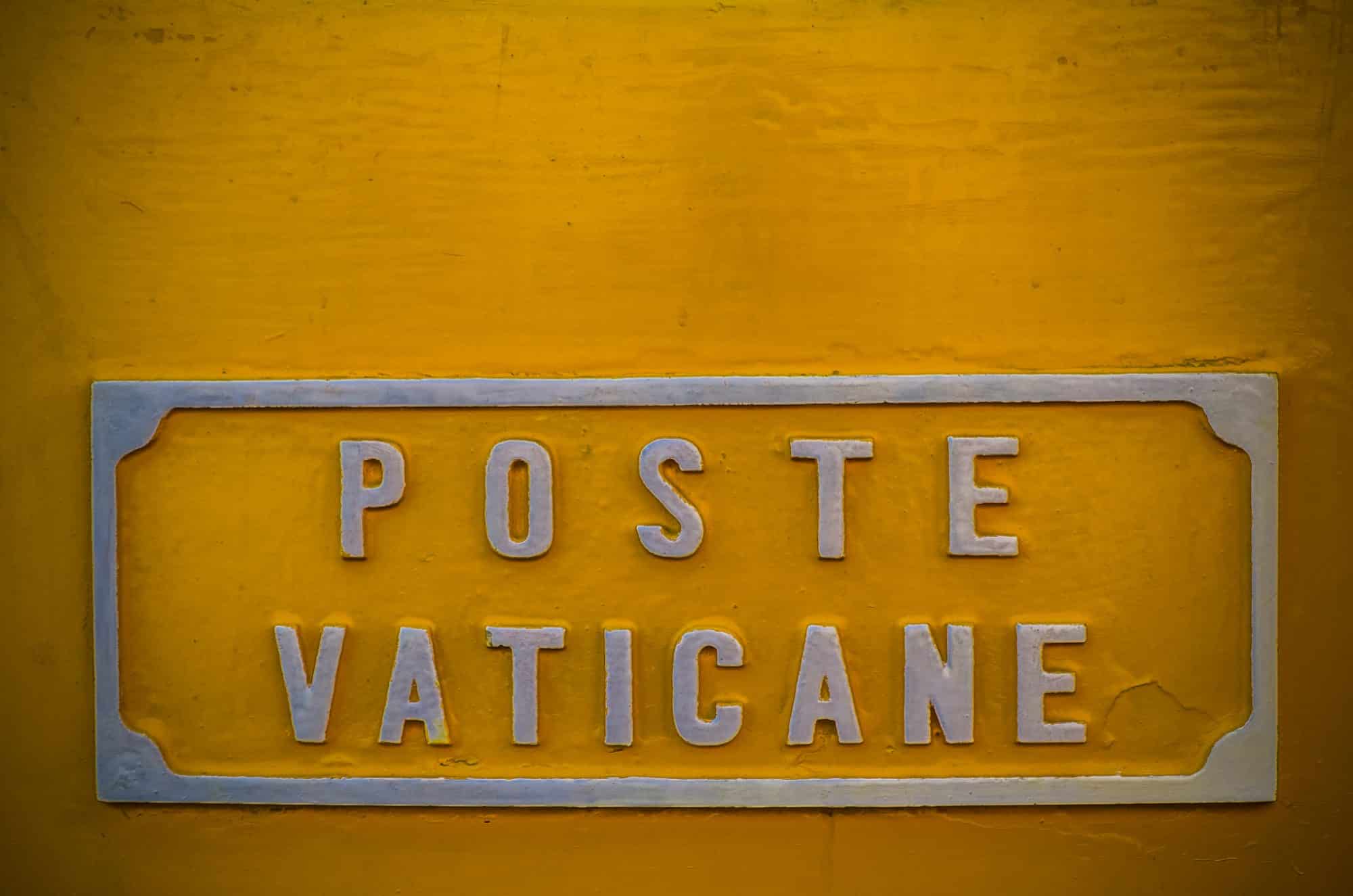 n'oubliez pas d'envoyer votre carte postale depuis la poste vaticane