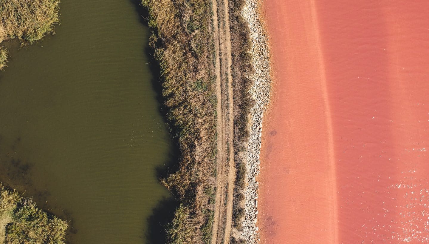 Vue en drone des salins d'Aigues-Mortes