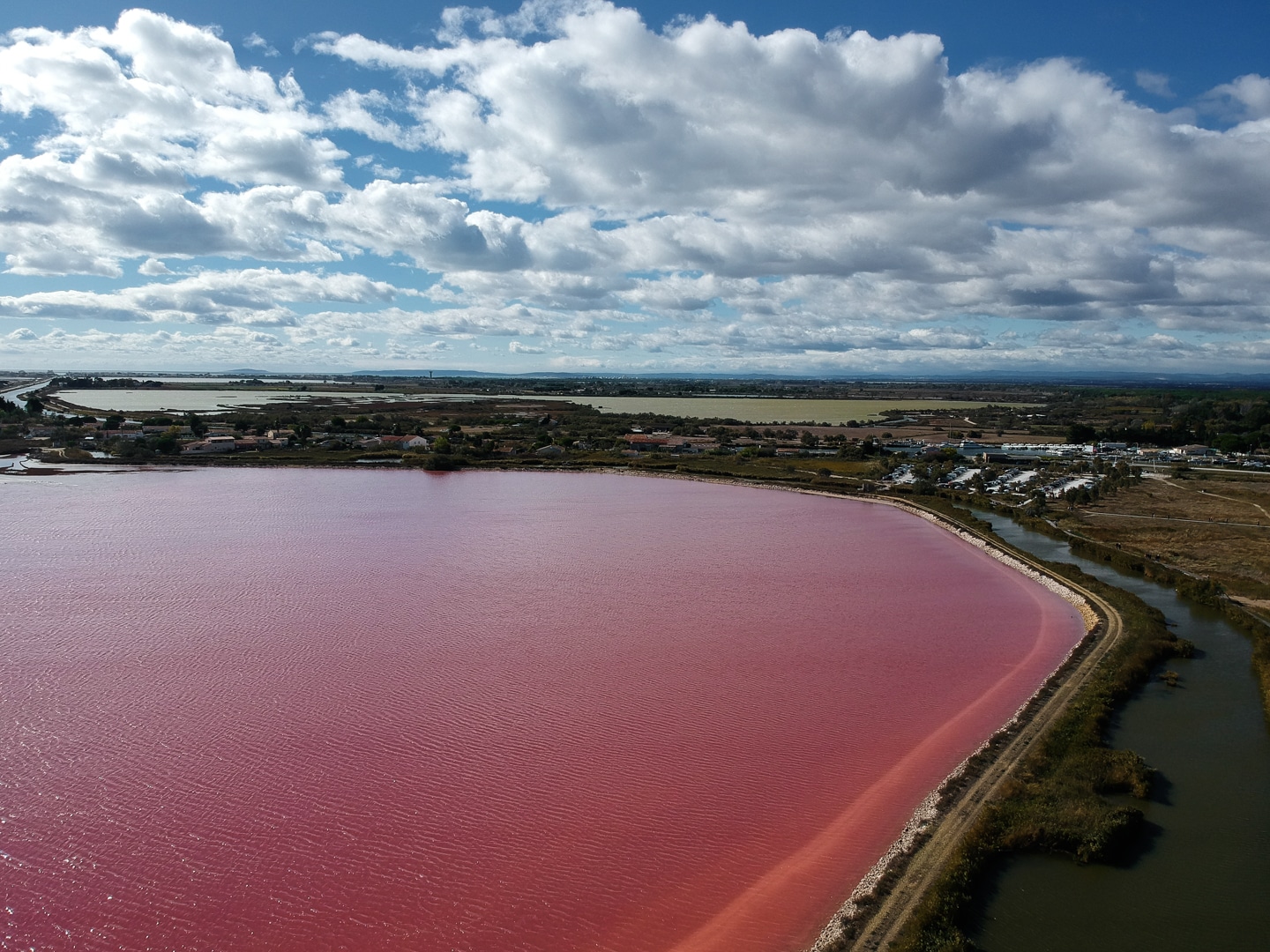 vue en drone sur le lac rose d'Aigues Mortes en Camargue