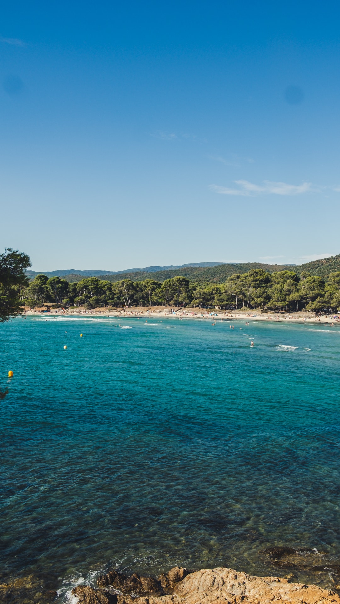 plage de l'estagnol : un des plages que vous pourrez admirer pendant votre balade dans le Var jusqu'à Bregançon