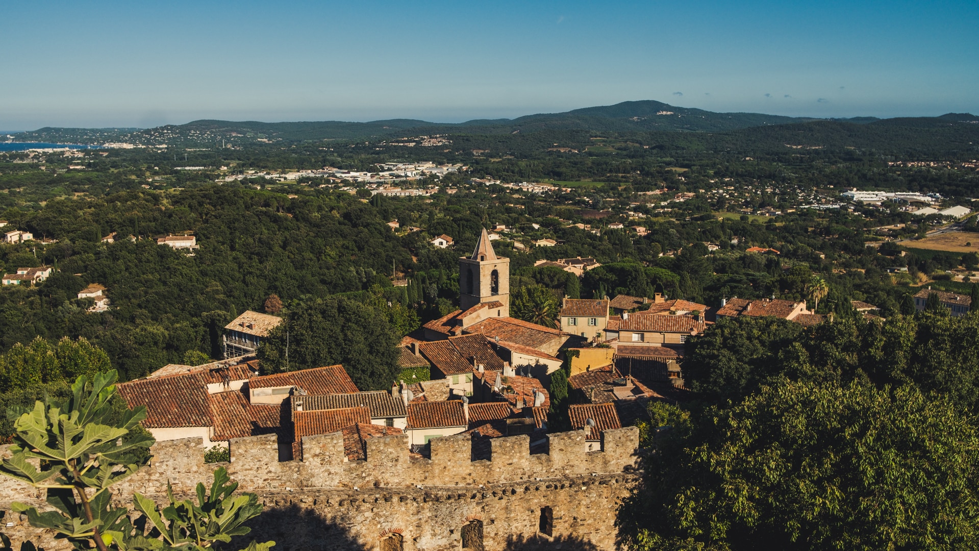 vue depuis le chateau de grimaud sur le village