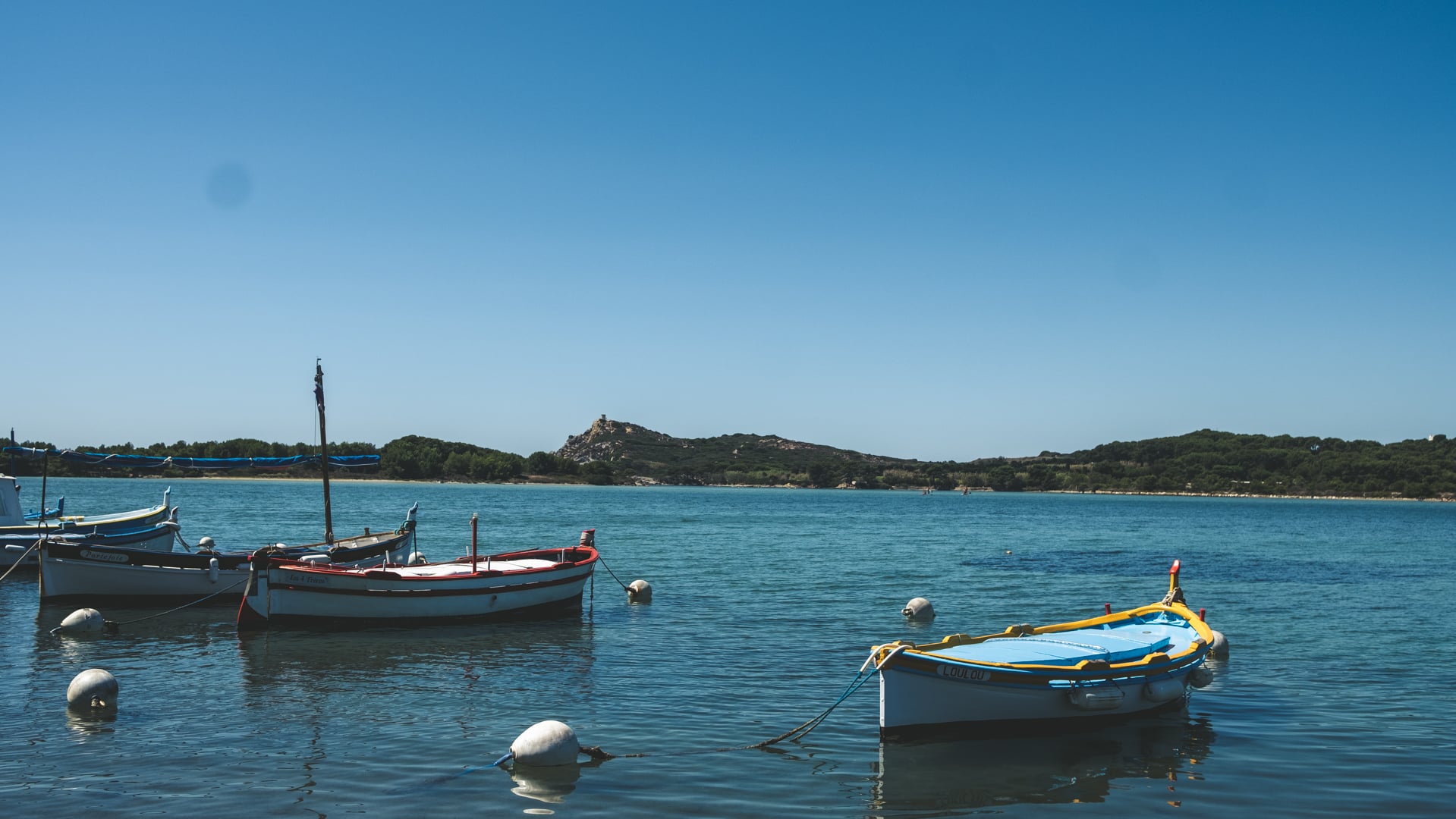 Petits bateaux devant la lagune
