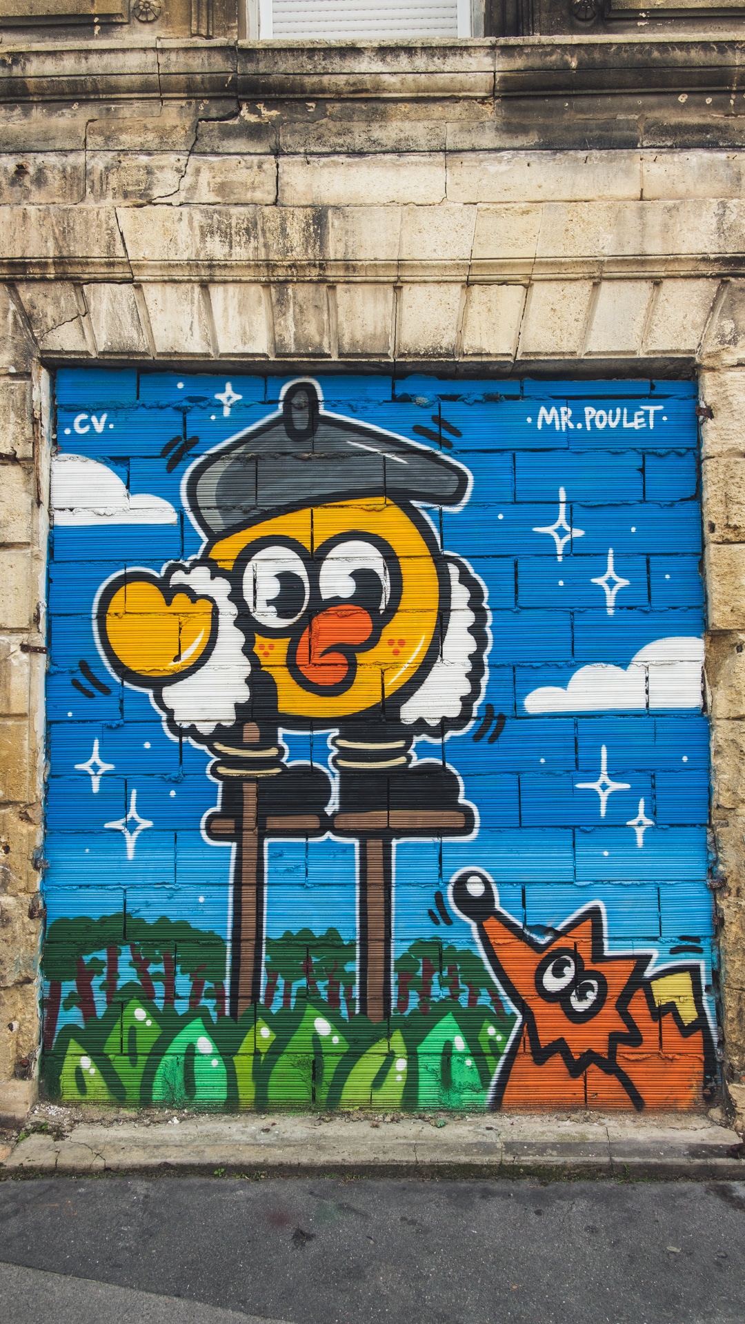 Un Mr Poulet landias : autre artiste incontournable sur la scène street art à Bordeaux