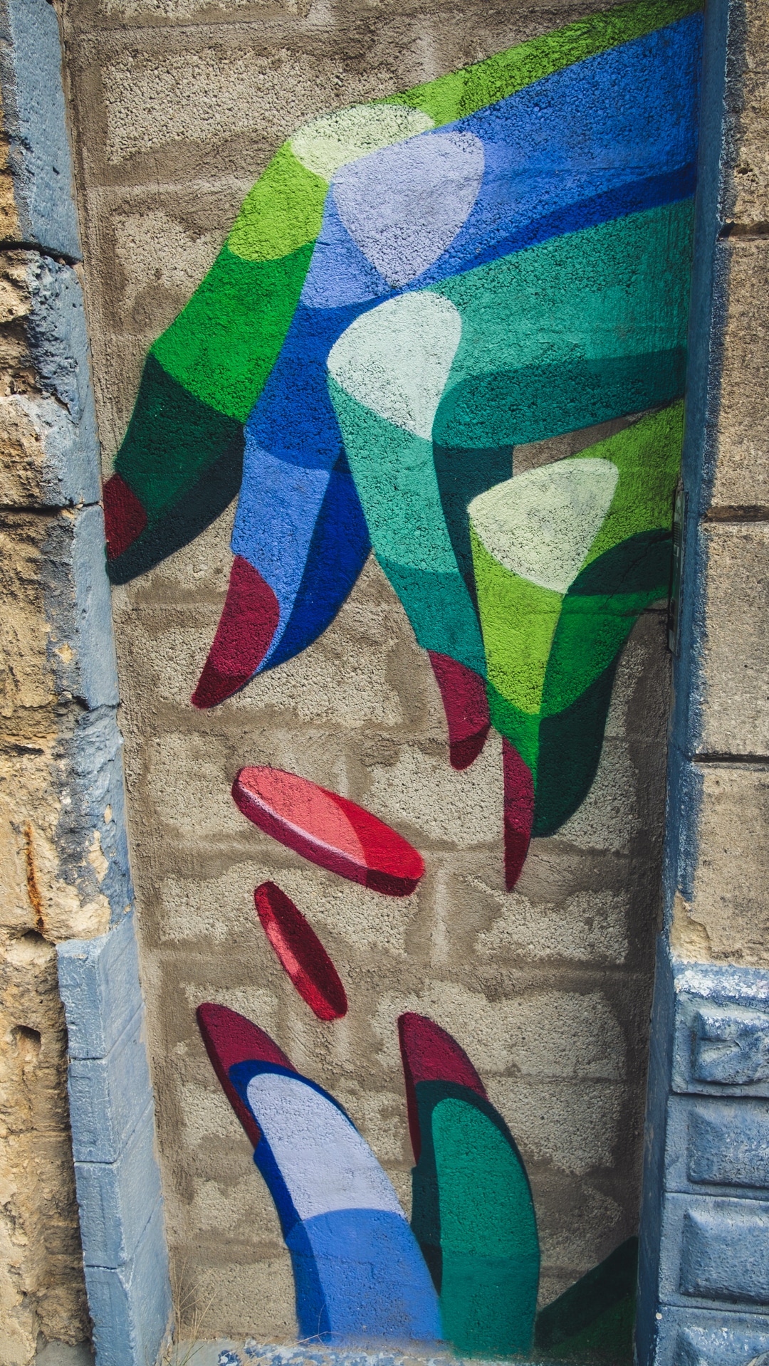 Les mains d'Alber : un artiste que vous croiserez beaucoup lors de votre promenade Street Art sur Bordeaux