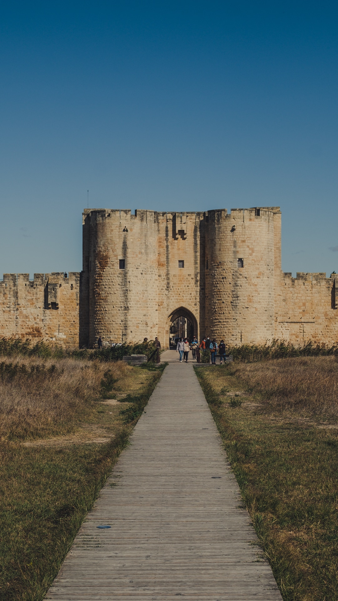 Entrée dans la ville par les remparts
