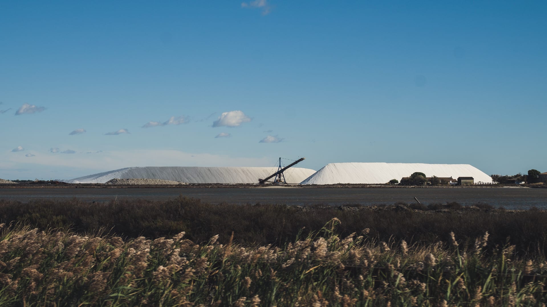 On voit les dunes blanches depuis la ville