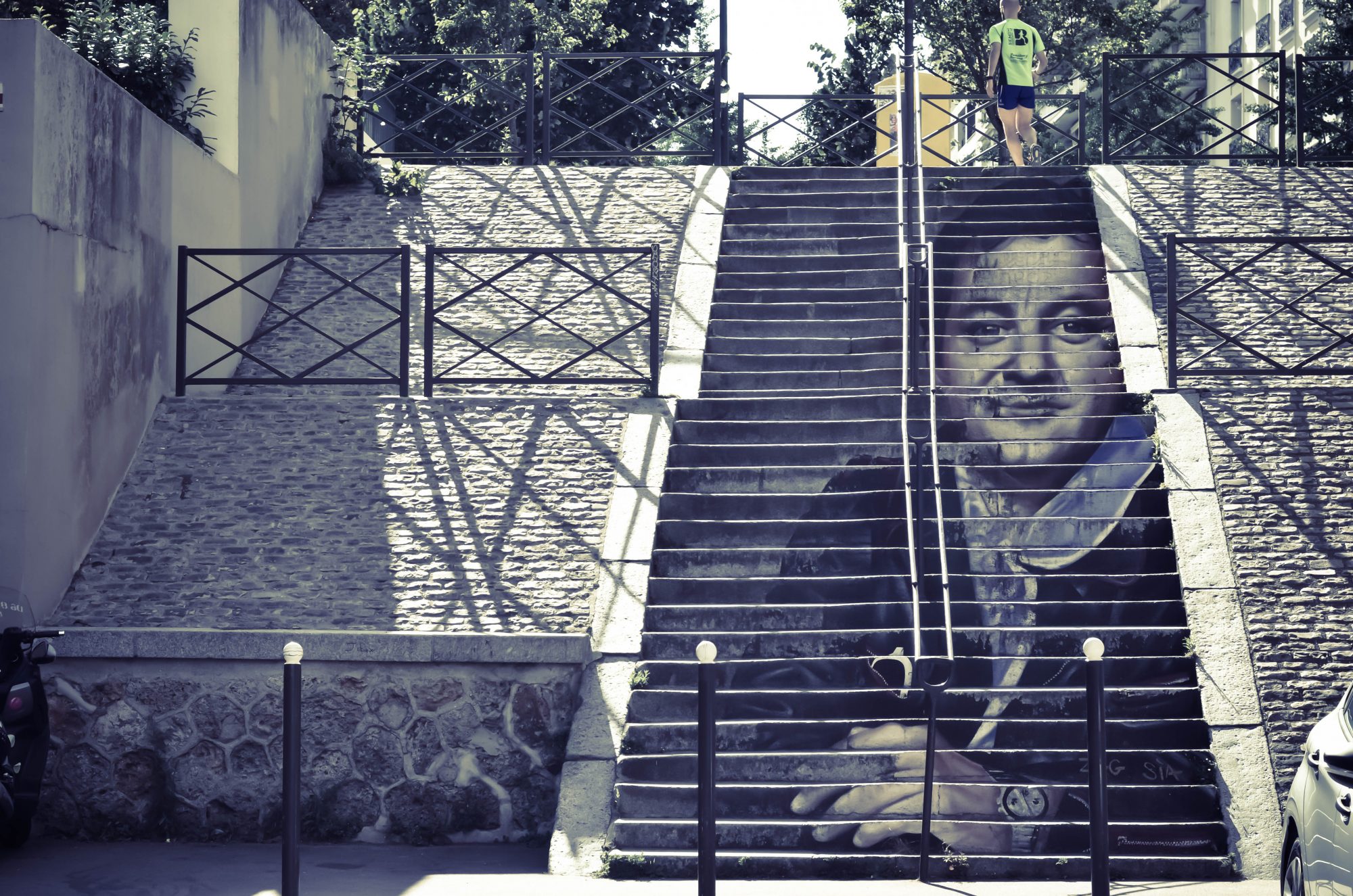 Coluche sur les escaliers de Montmartre