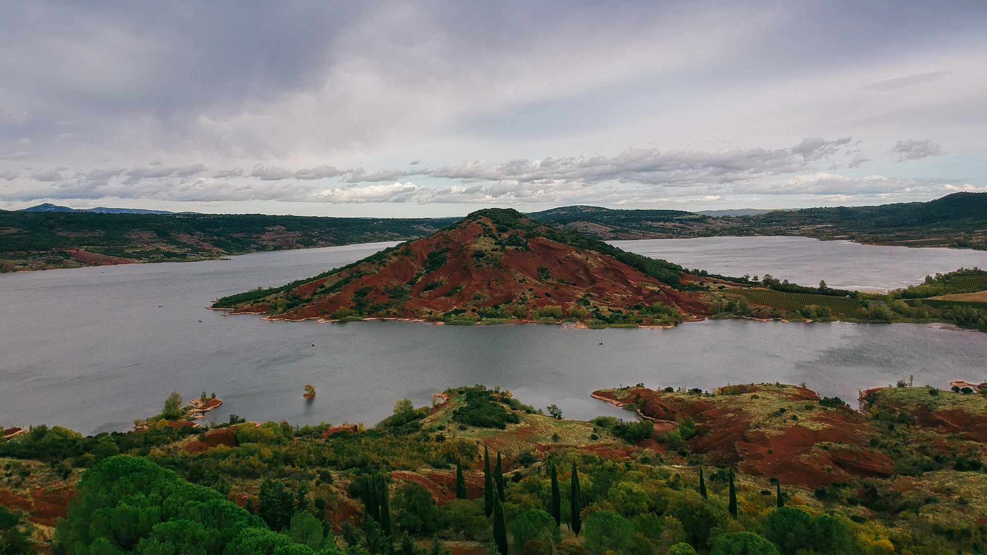 temps gris sur le lac du salagou