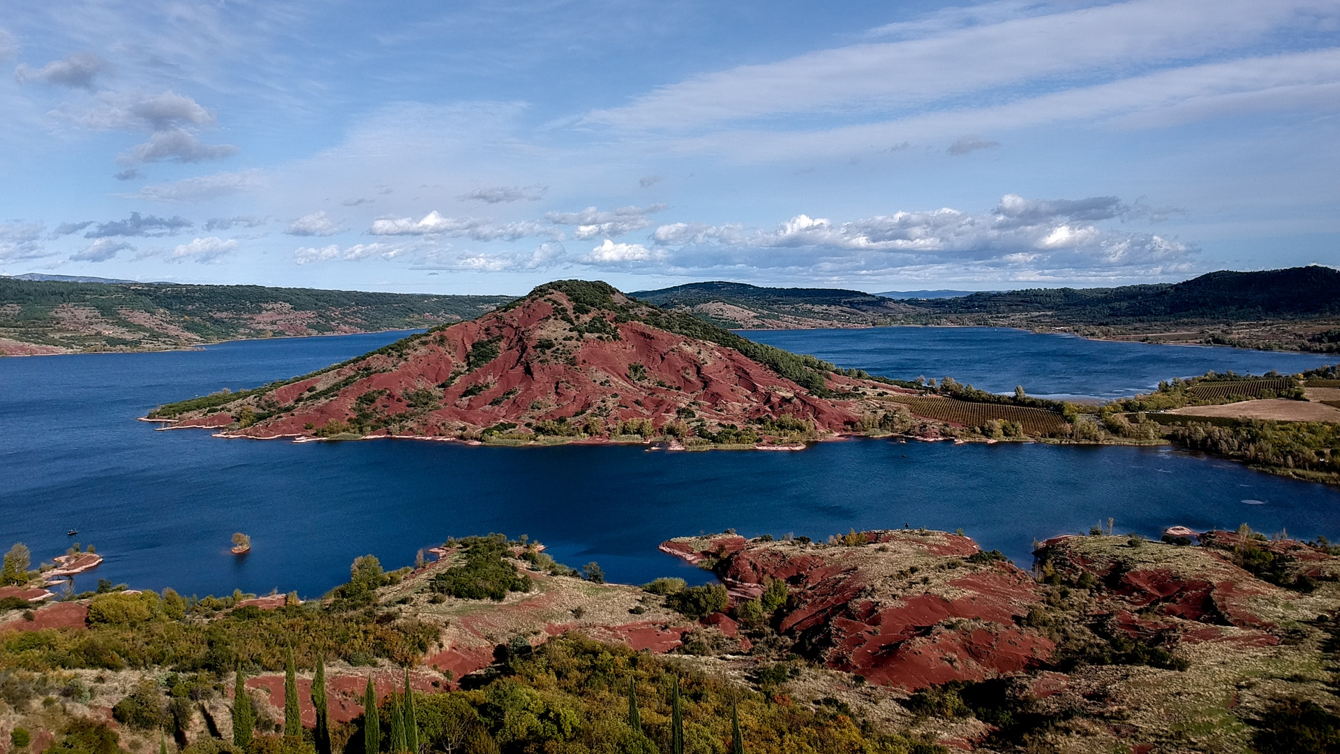 soleil sur le lac du salagou en drone