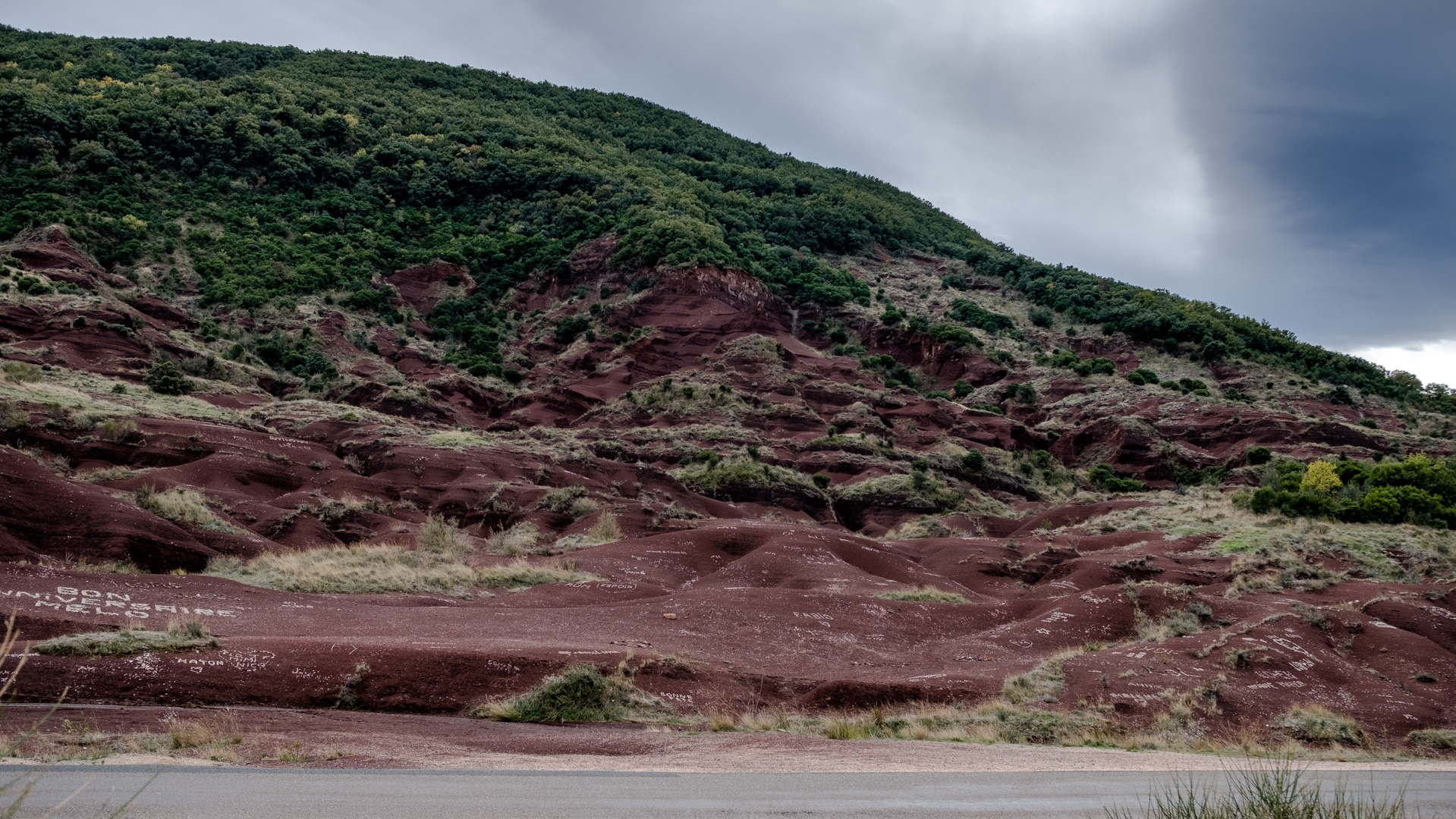 des buttes rouges pendant cette balade autour de montpellier au lac du salagou