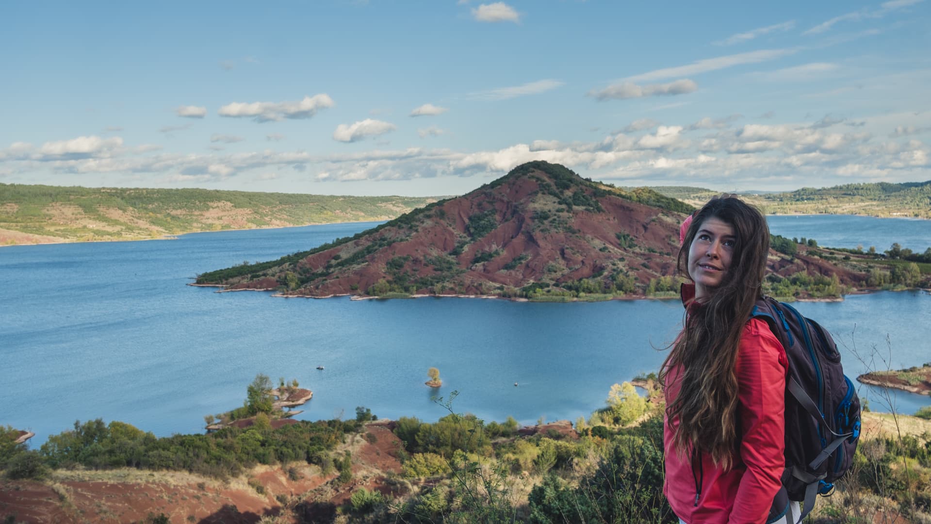 Mimi fait sa star devant le bleu du salagou