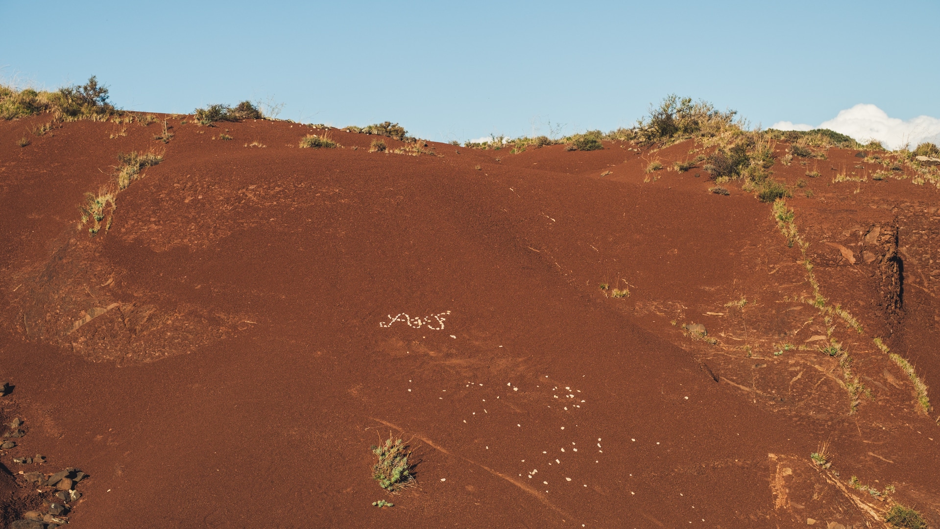 petits cailloux blancs sur fond rouge