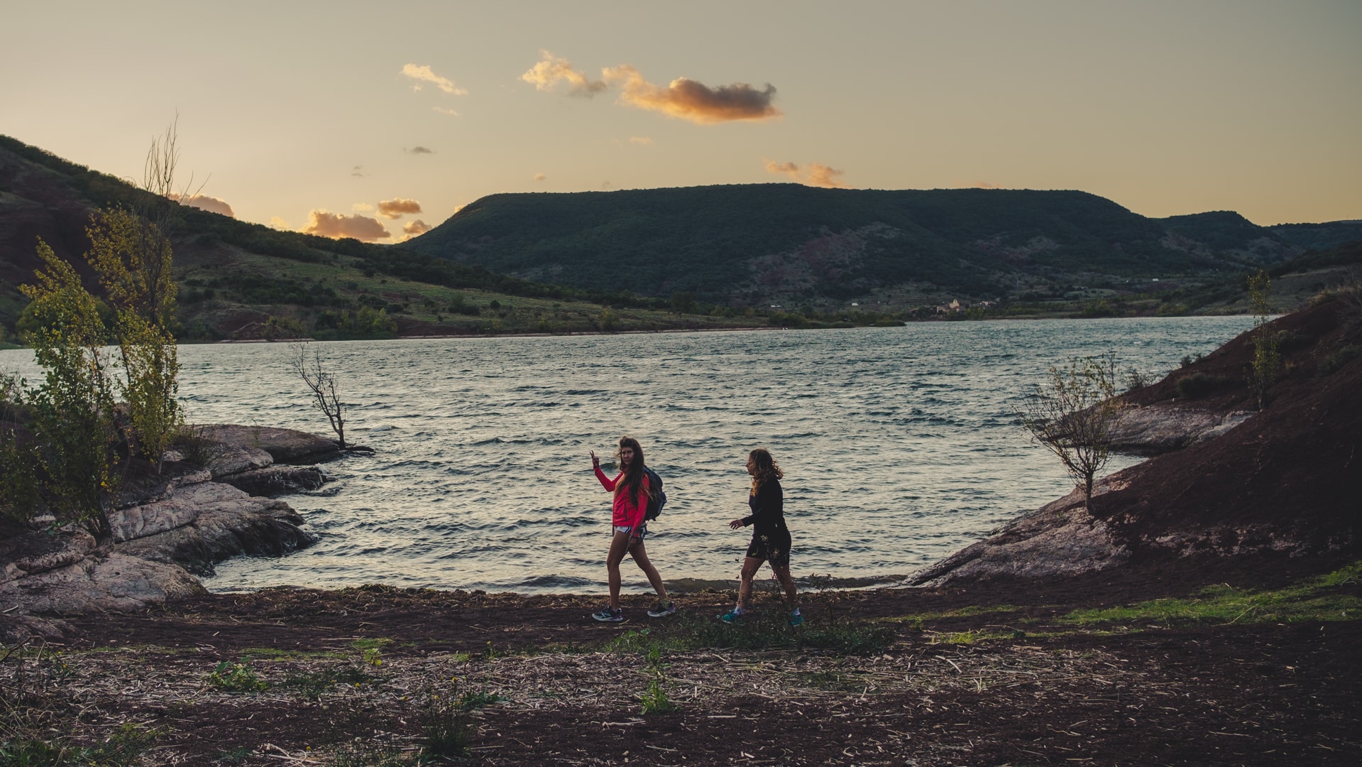Deux stars sur les bords du lac du salagou