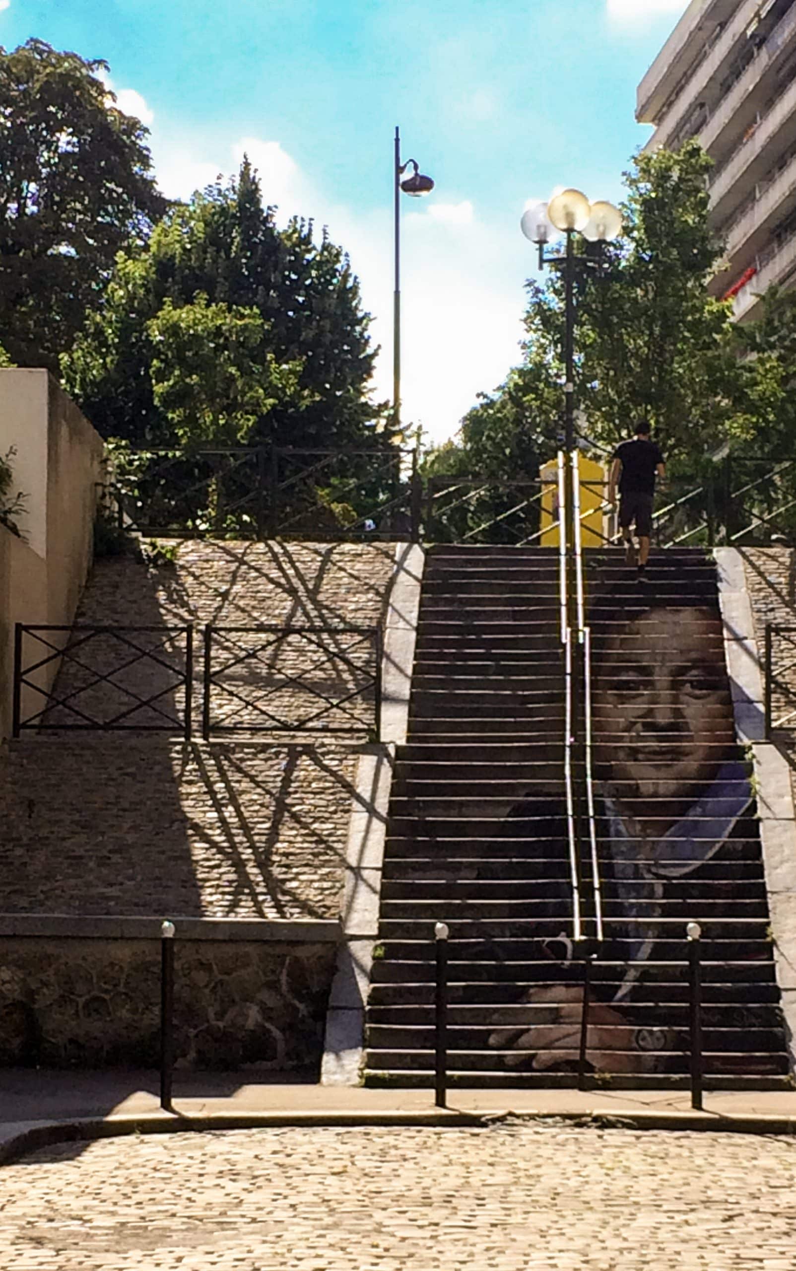 Vous trouverez aussi des graffitis sur les escalier pendant cette balade à Paris