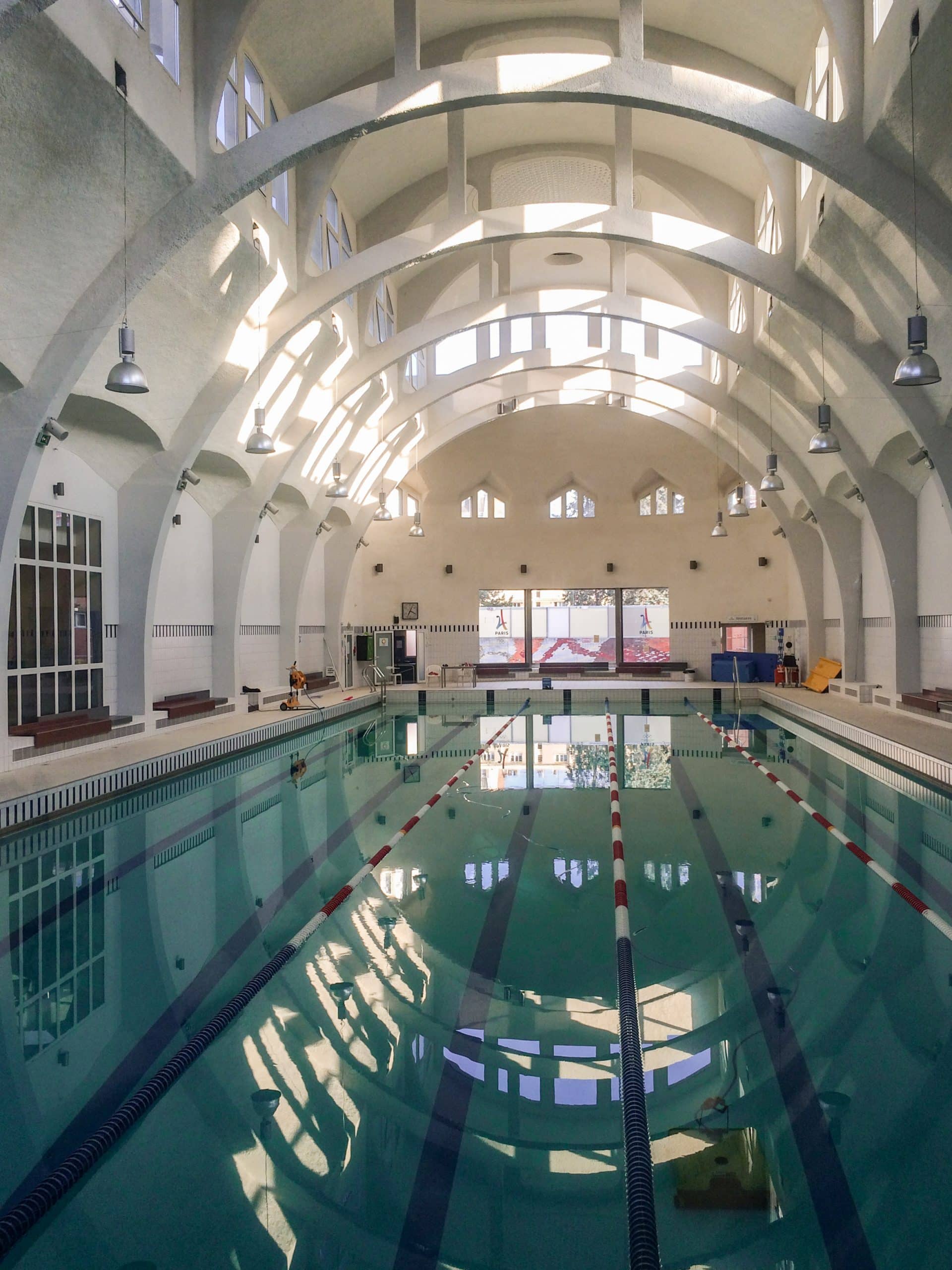 Possible de l'observer de l'extérieur : la piscine de la Buttes aux Cailles est magnifique