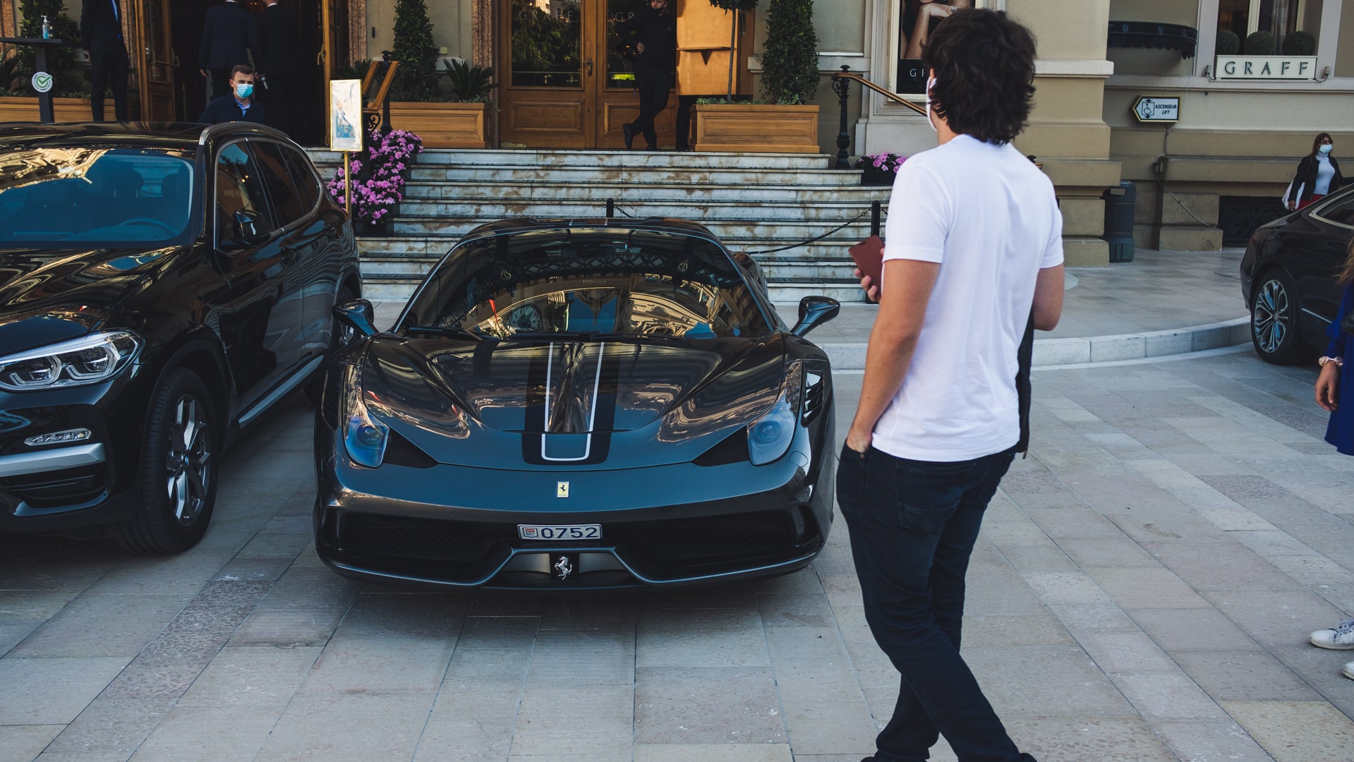 Propriétaire de la Ferrari devant le casino de Monte-Carlo