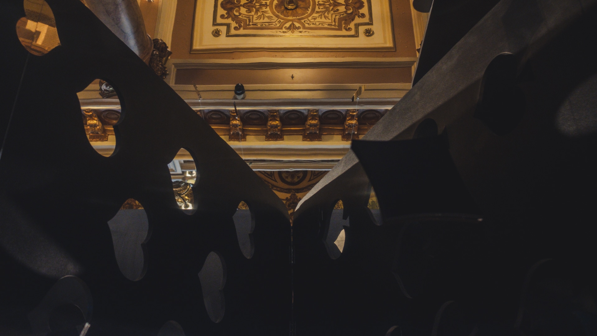 Sculpture vue de dessous dans la casino de Monte-Carlo