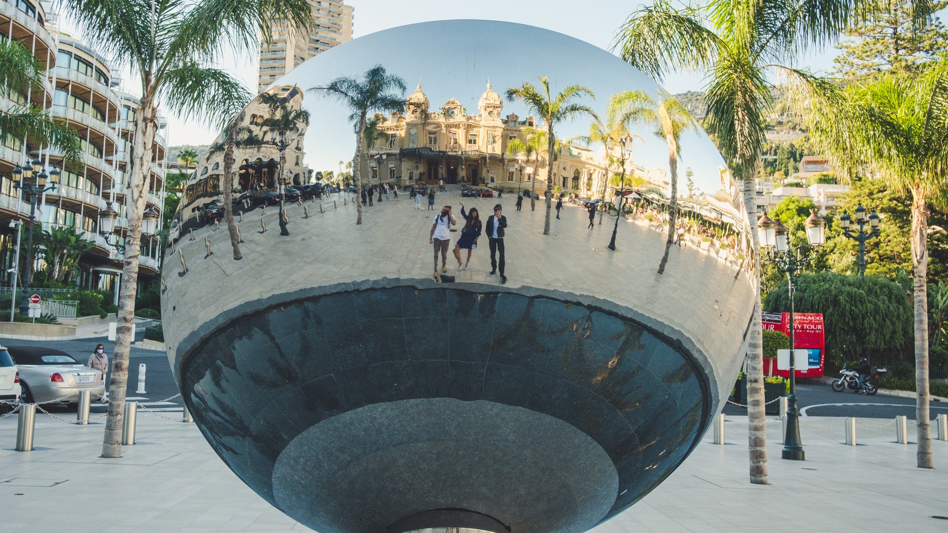 Selfie devant le casino de Monte-Carlo à Monaco