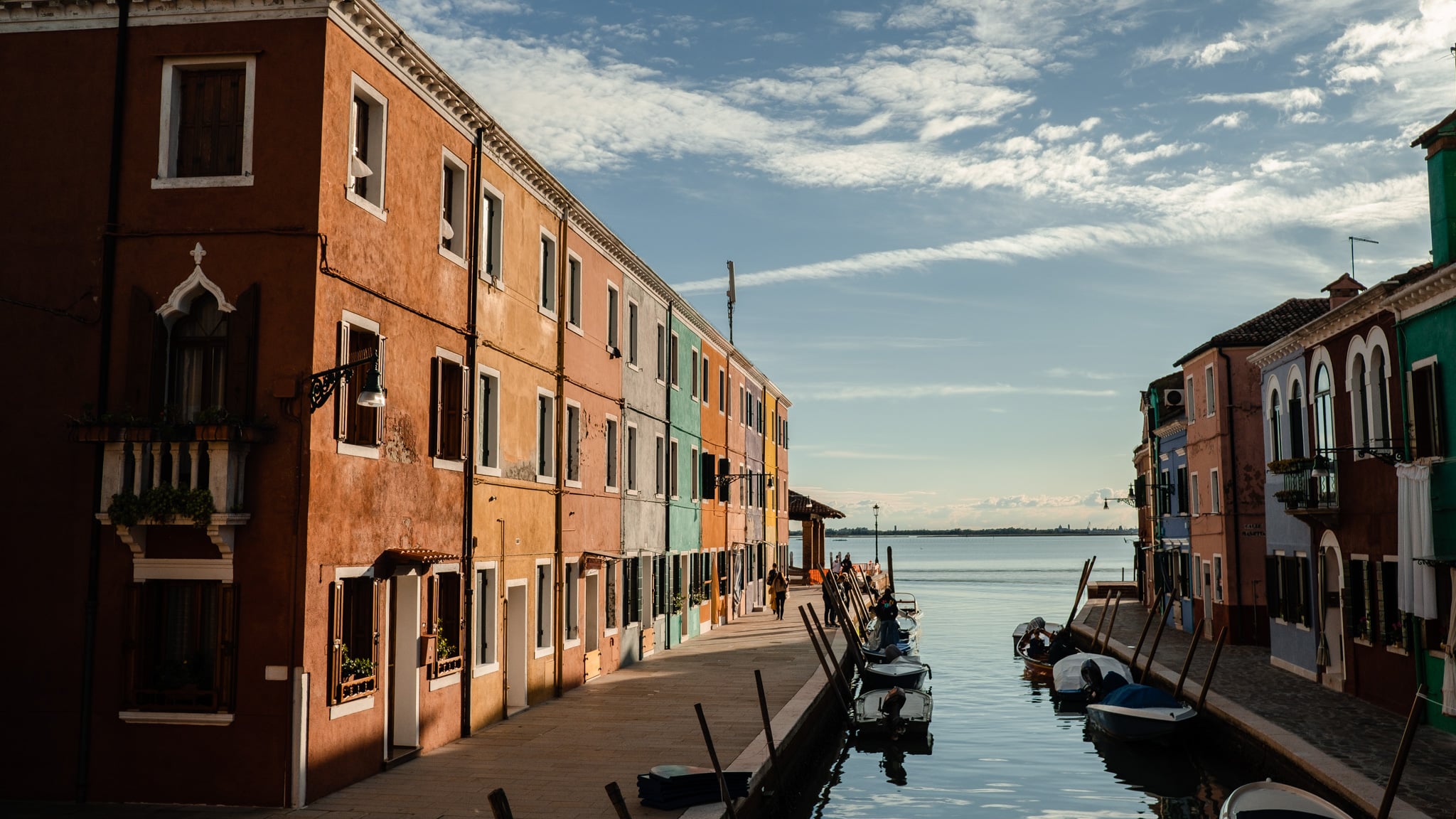 Un canal de Burano au coucher du soleil