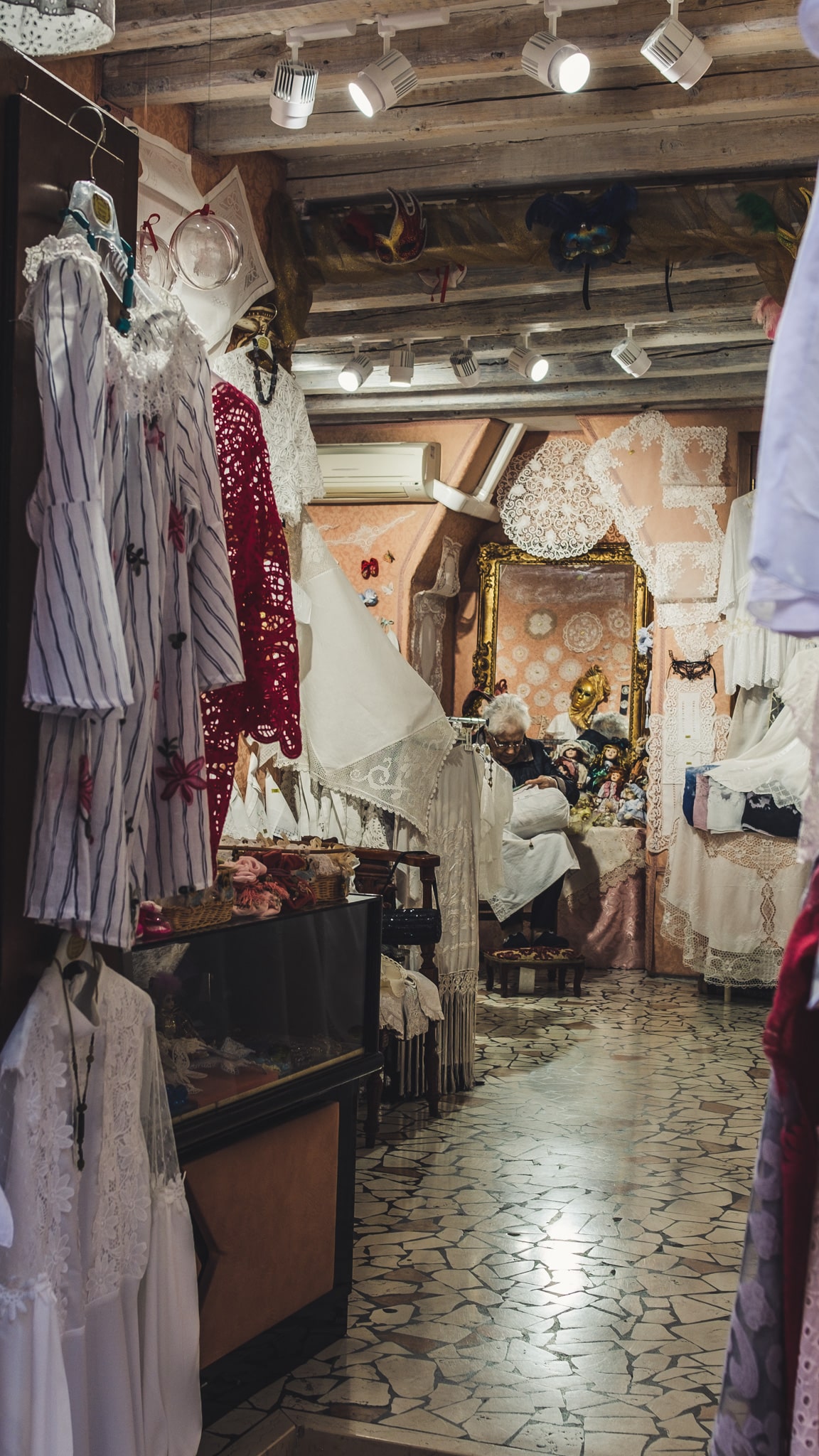 Ouvrière dentelle à l'oeuvre à Burano