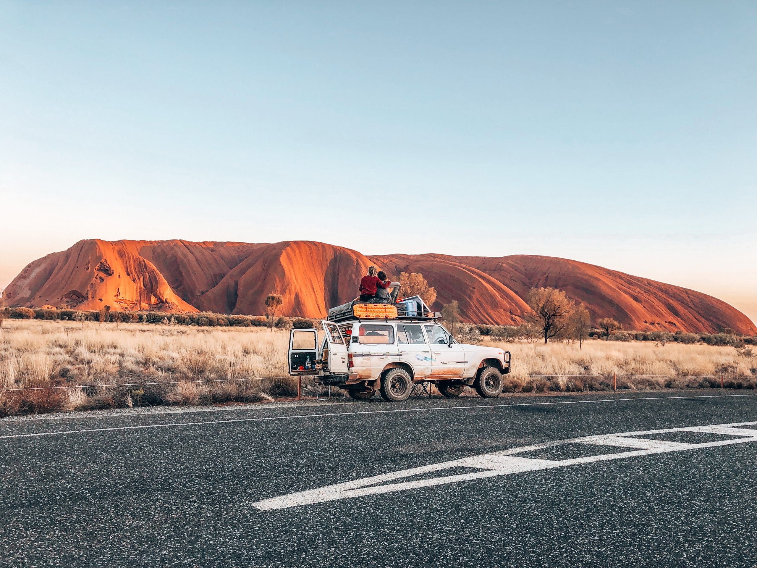 couple contemplatif devant uluru