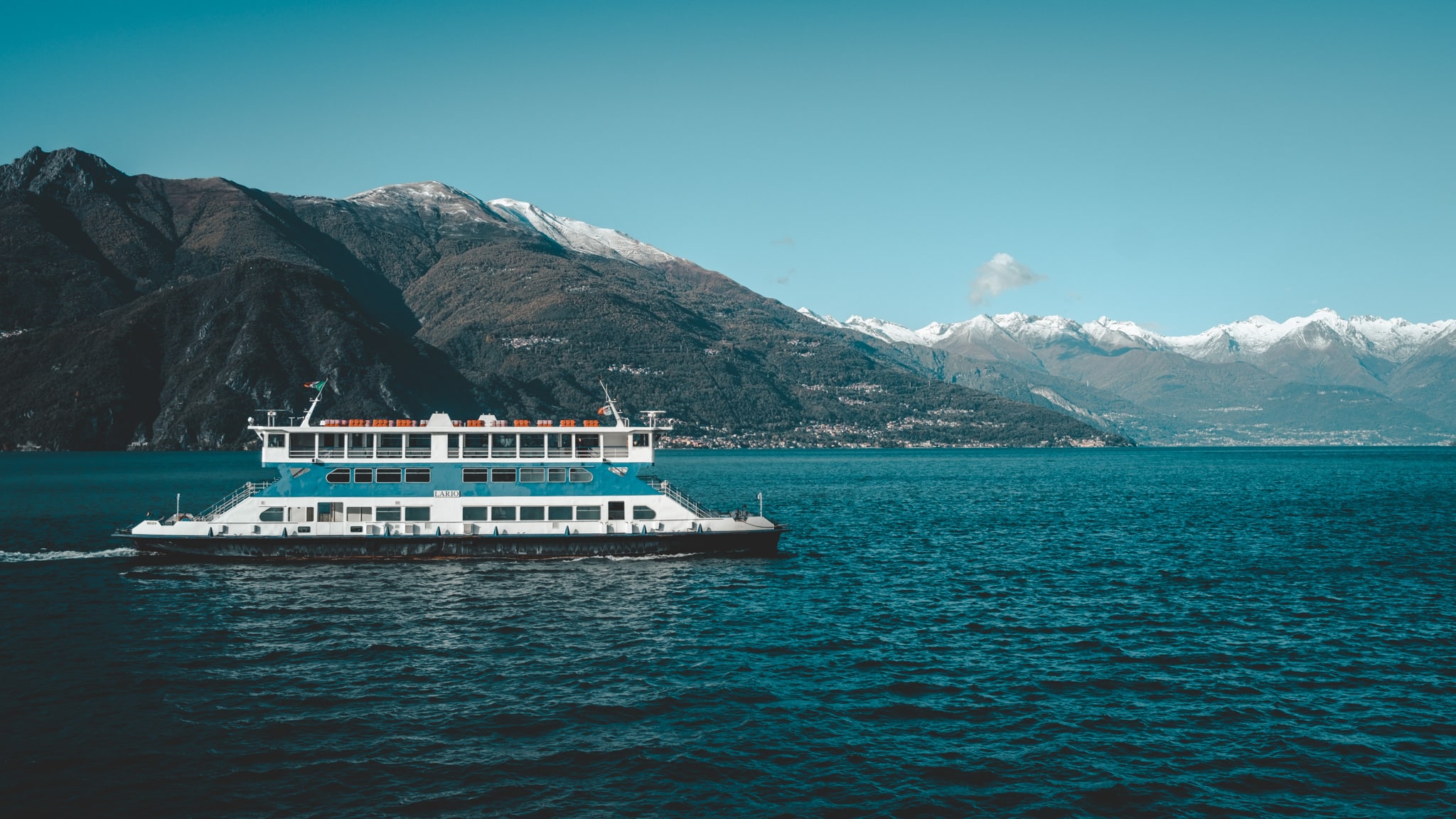 les bateaux qui traversent le lac de come