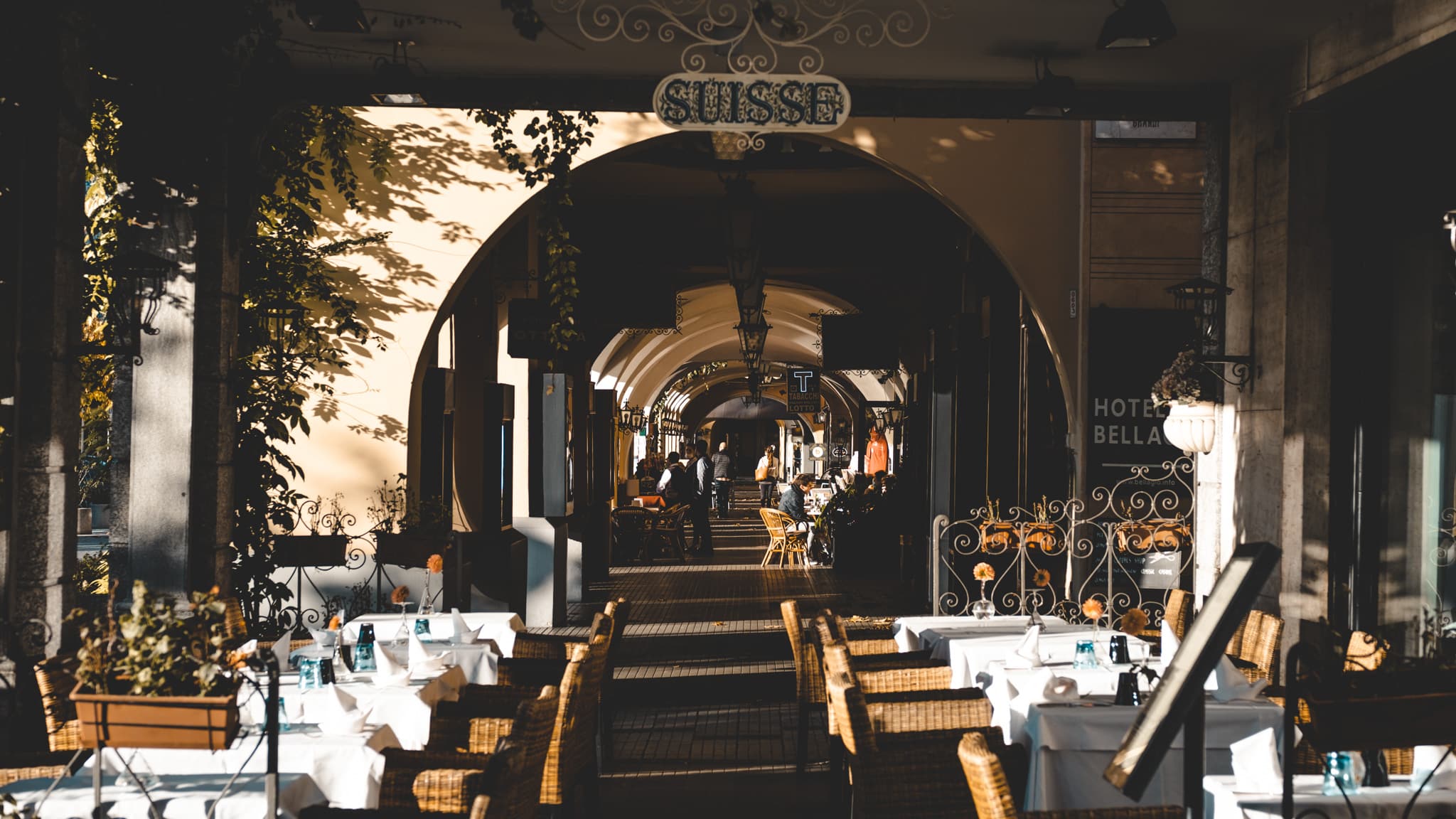 Prendre un café à l'abri des arcades