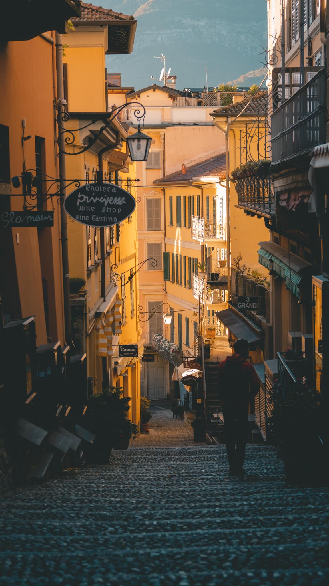 Mimi se promène dans les rues de Bellagio