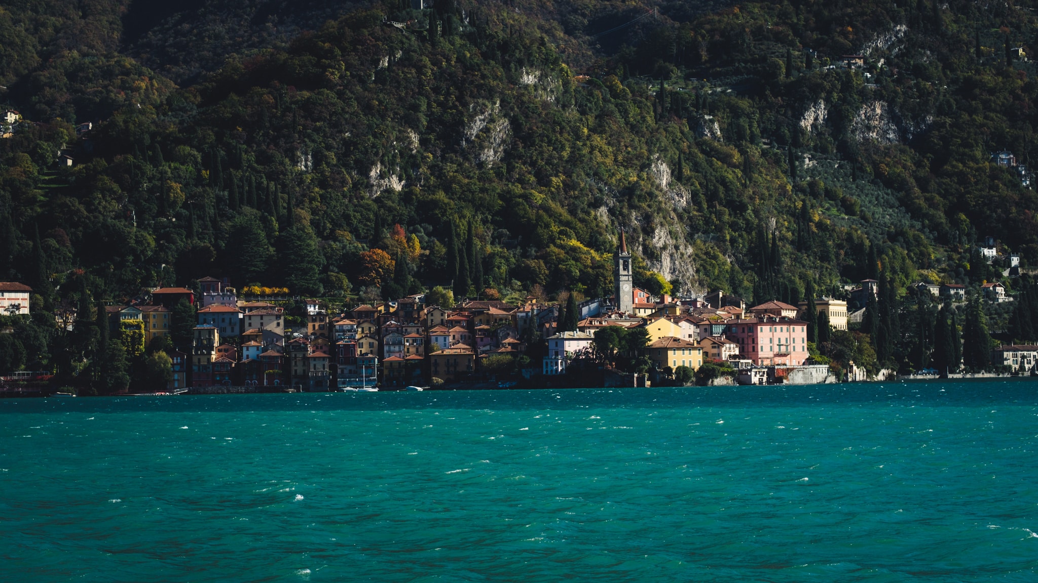 vue sur le village de varenna depuis le lac de come : a voir pendant son week-end
