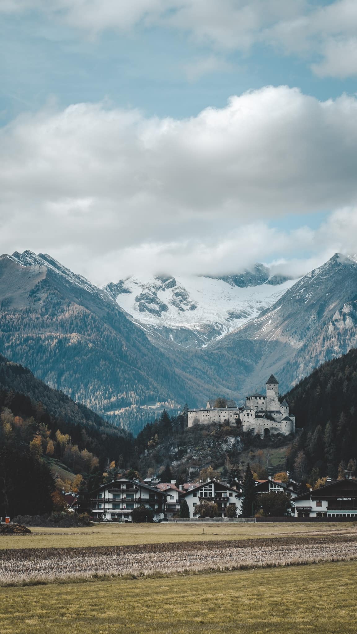 Vue sur la chateau de Taufers lors de la randonnée des 3 cascades de Riva