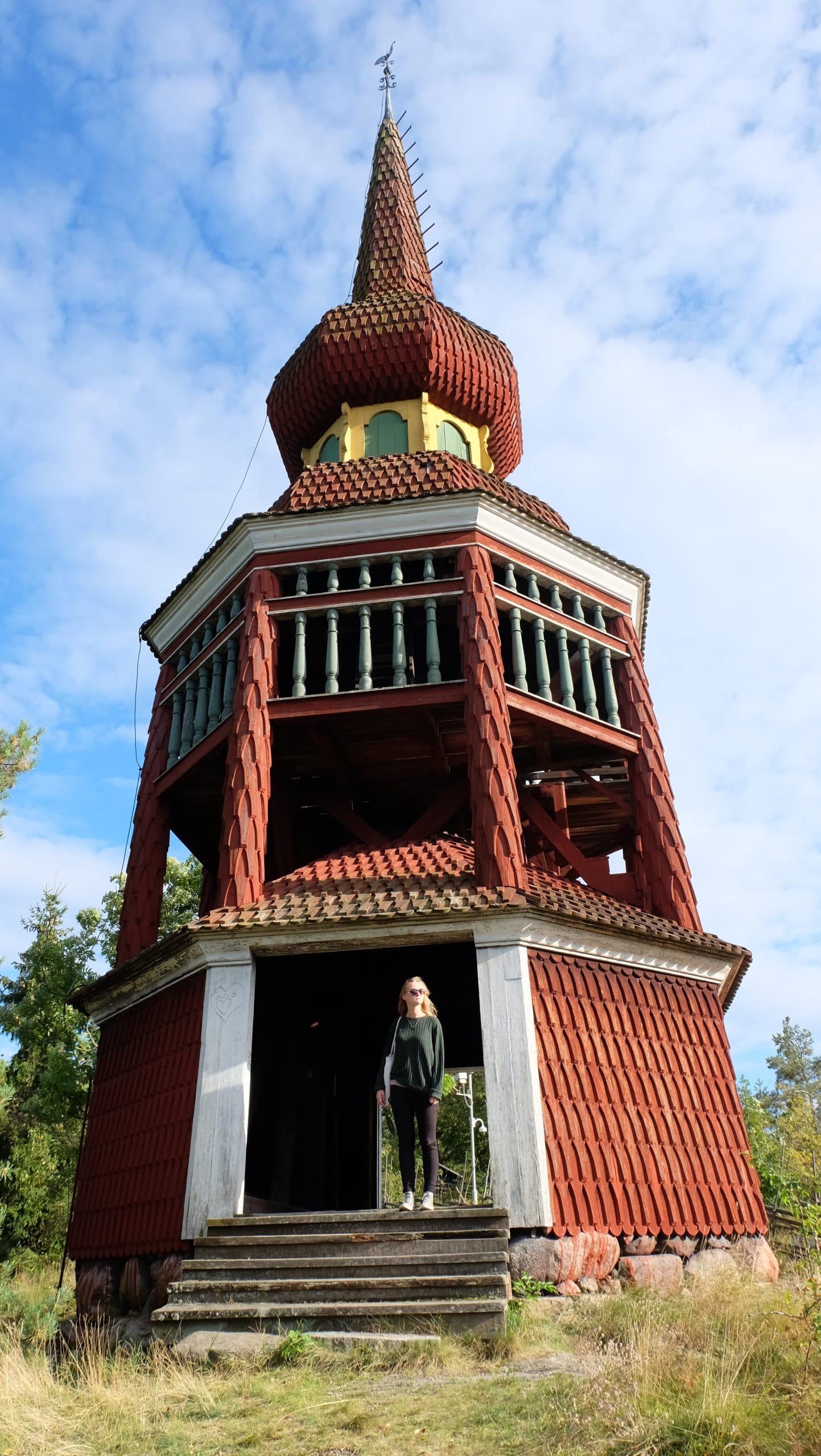 Demoiselle suédoise dans batiment à Skansen