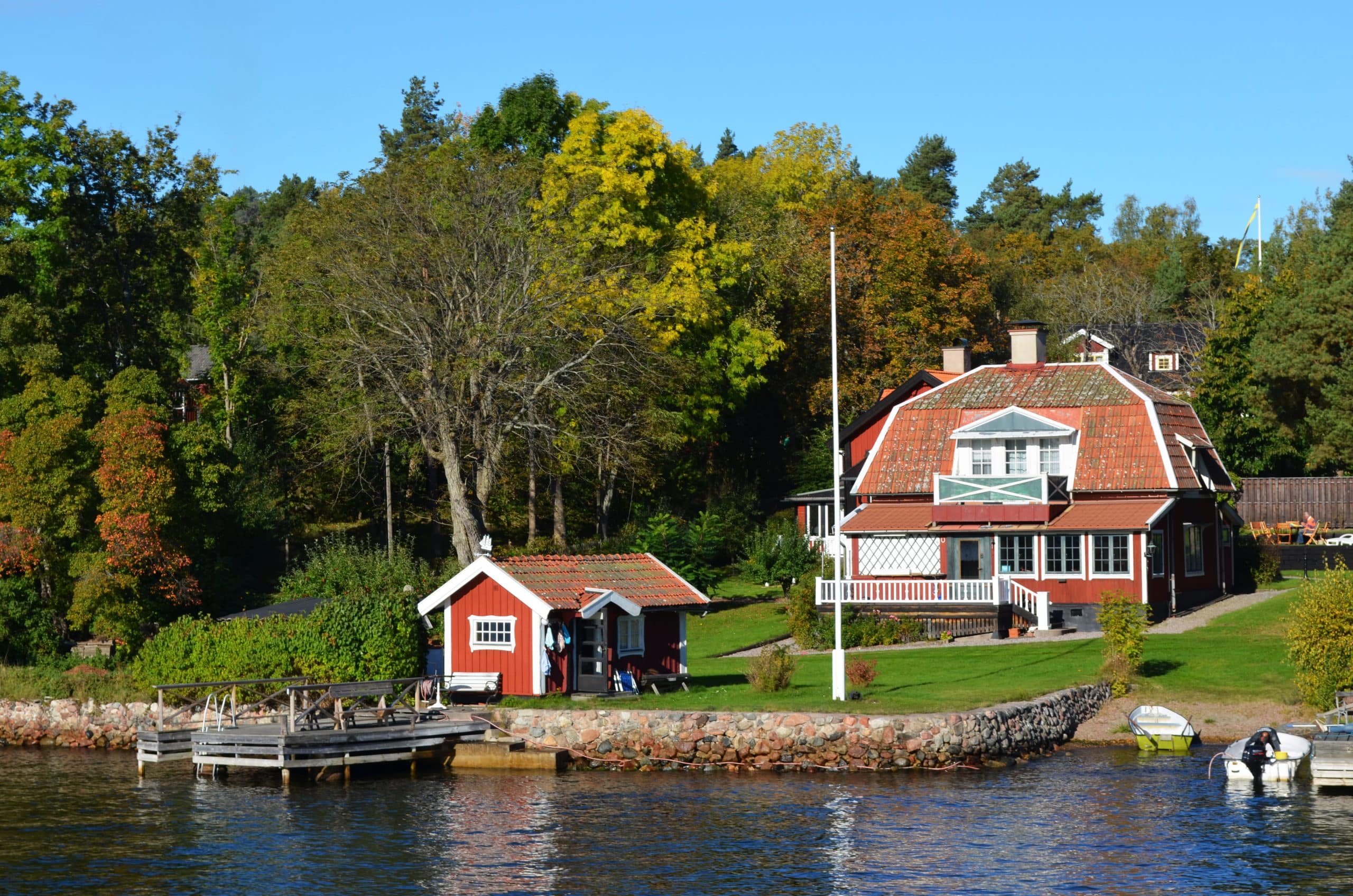 Une maison suédoise au bord de l'eau