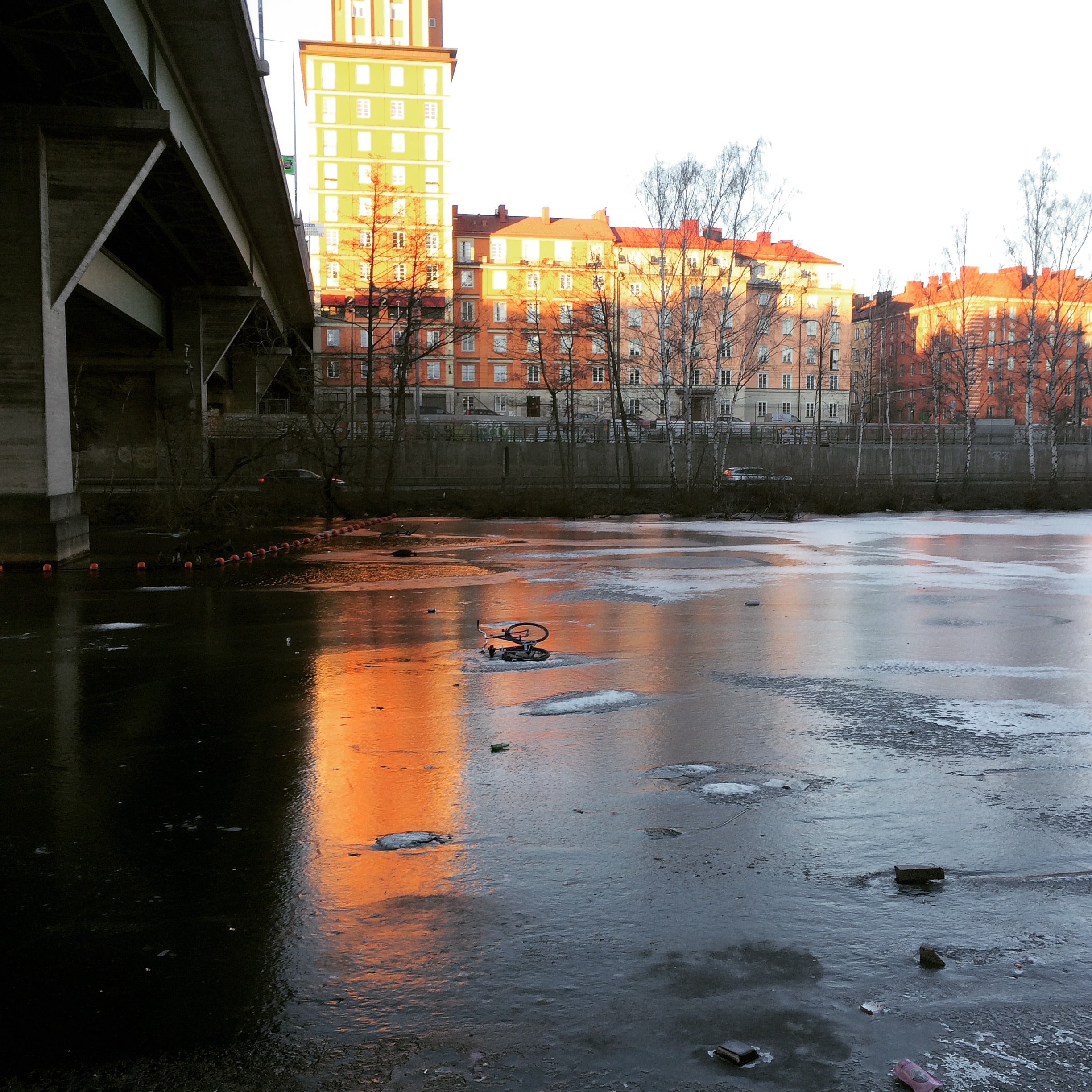 Bicyclette glacée, dans un des canaux de Stockholm en hiver