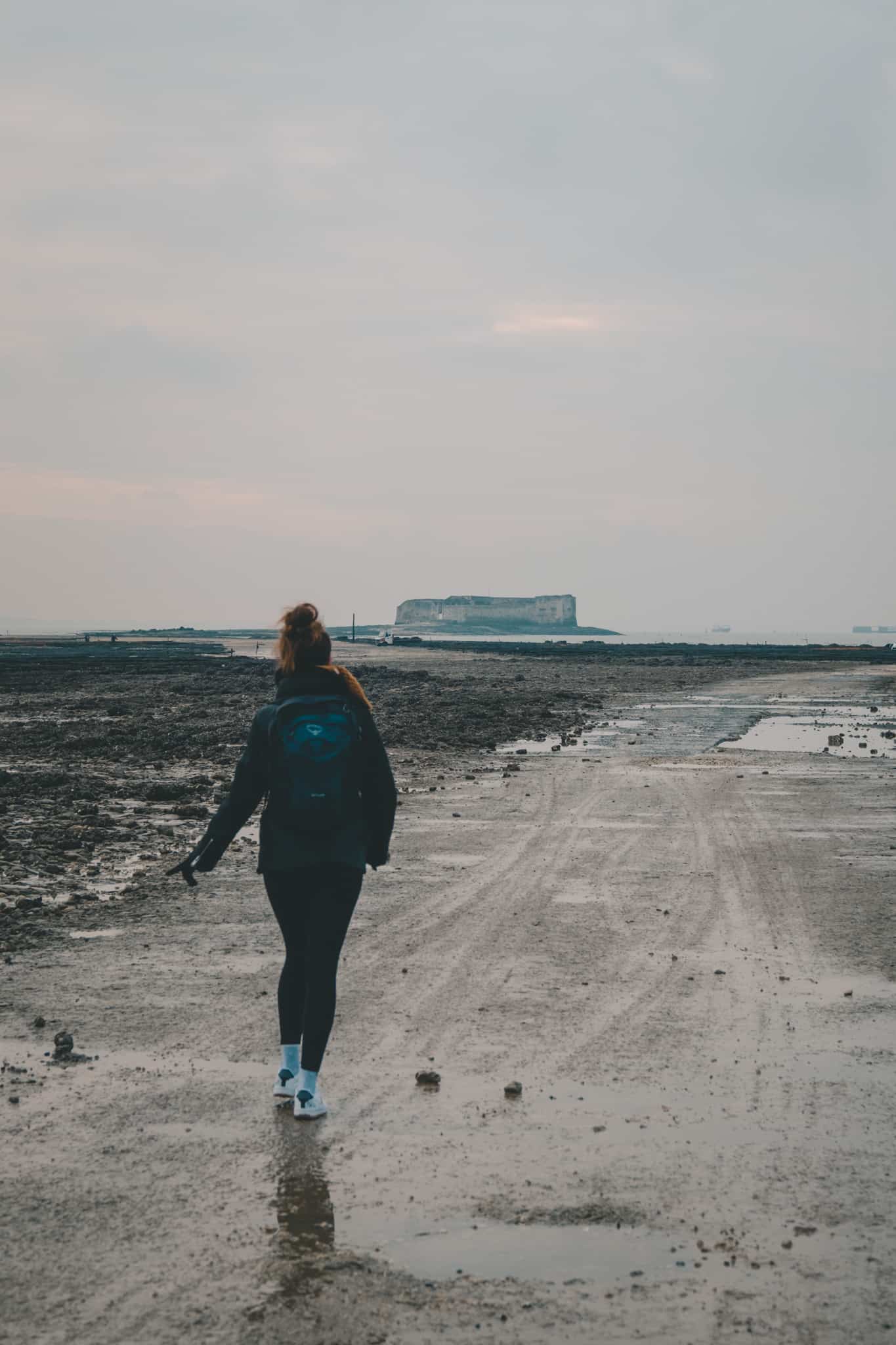 Mimi marchant fièrement vers le fort