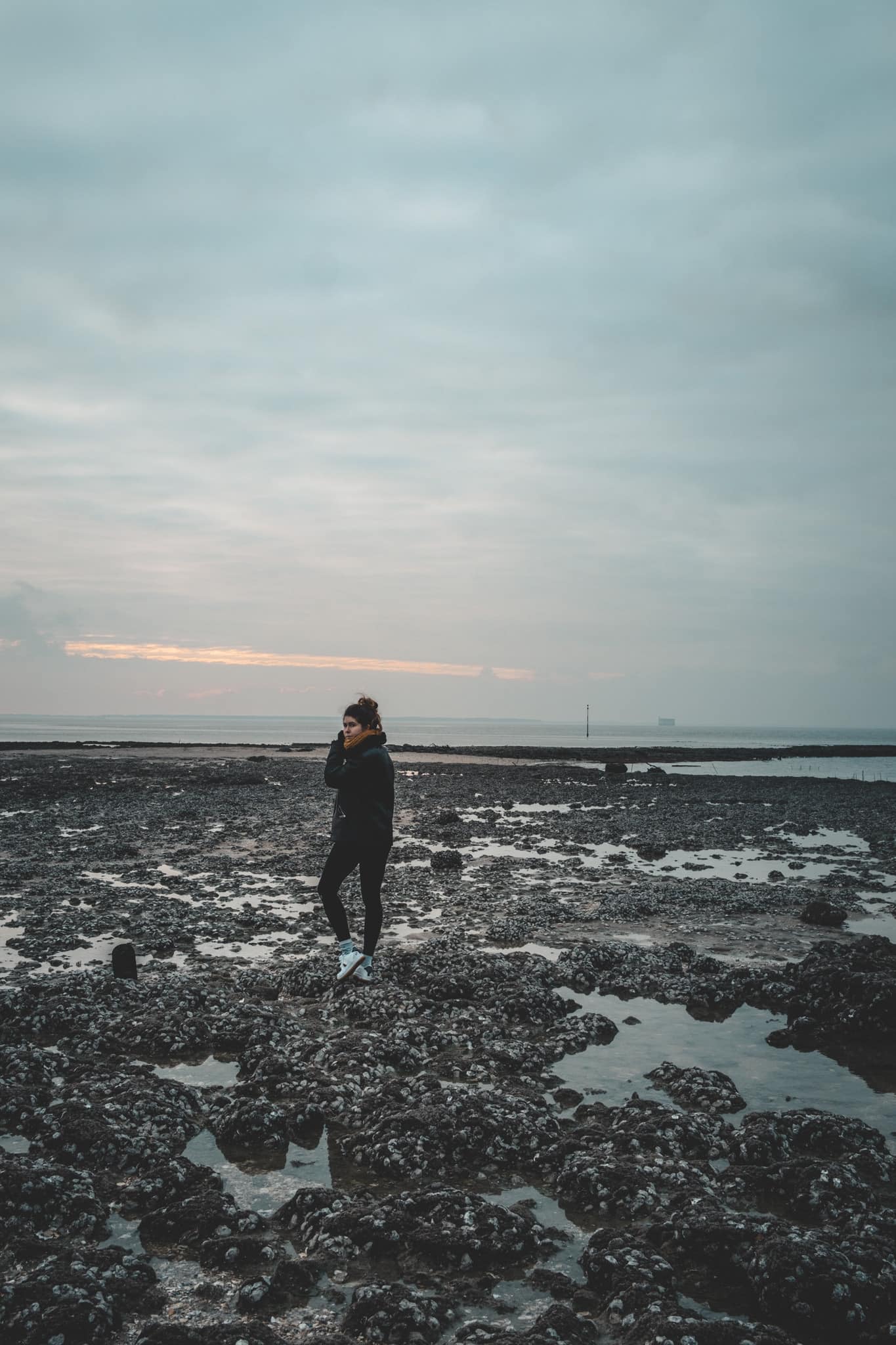Mimi fille en train d'admirer fort Boyard depuis la pointe de la fumée
