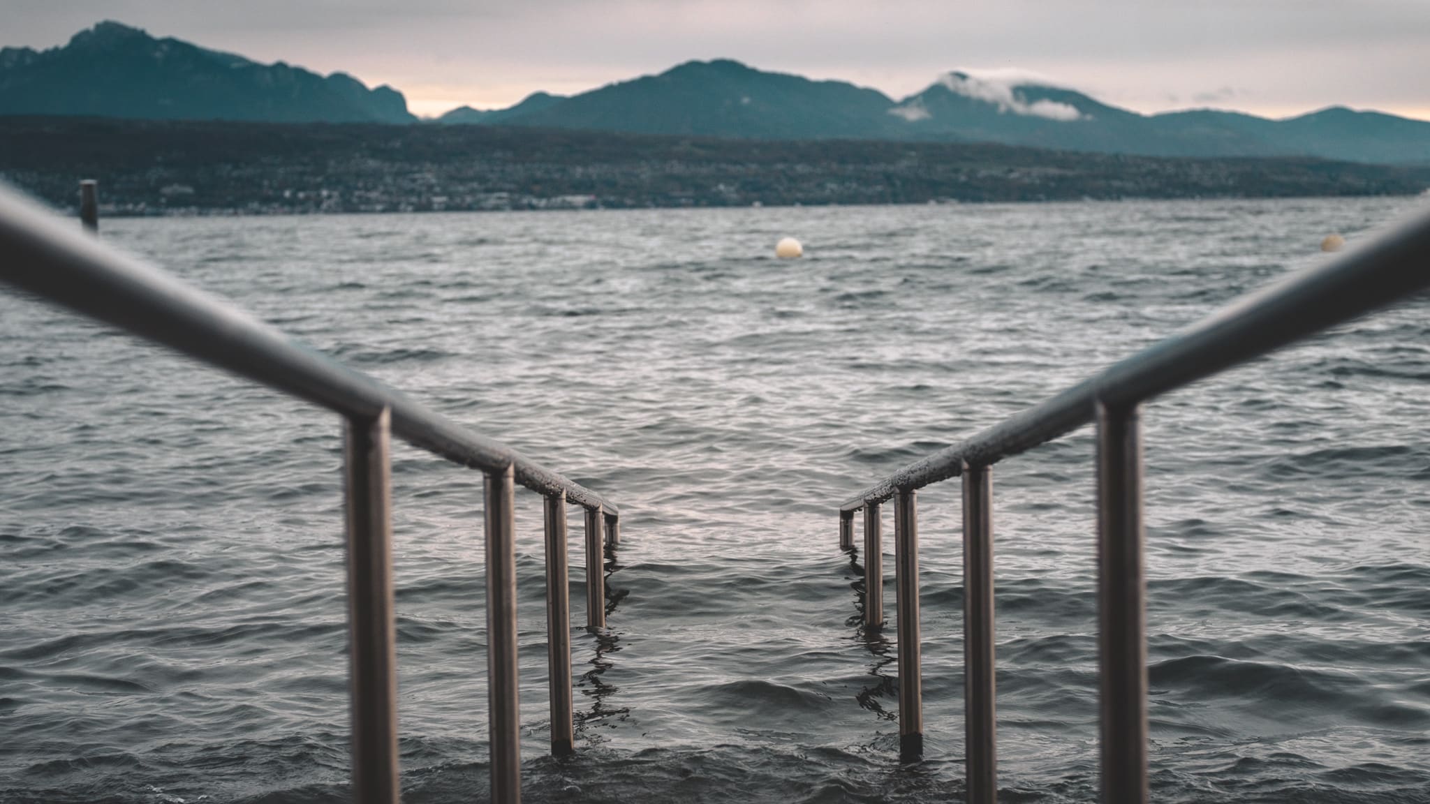 Un escalier qui descend dans les profondeurs du Lac Léman